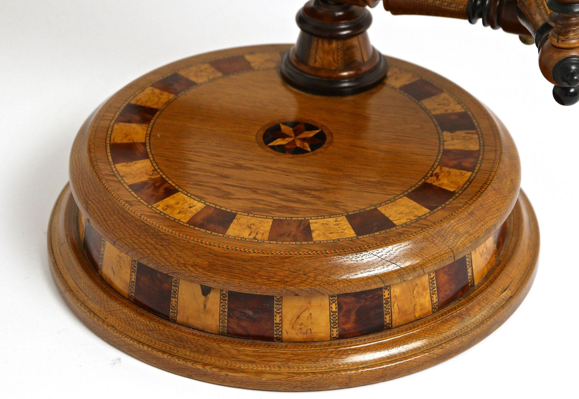 Remarquable table de toilette en bois de chêne de la fin du 19e siècle avec ses chandeliers de la période dite de l'