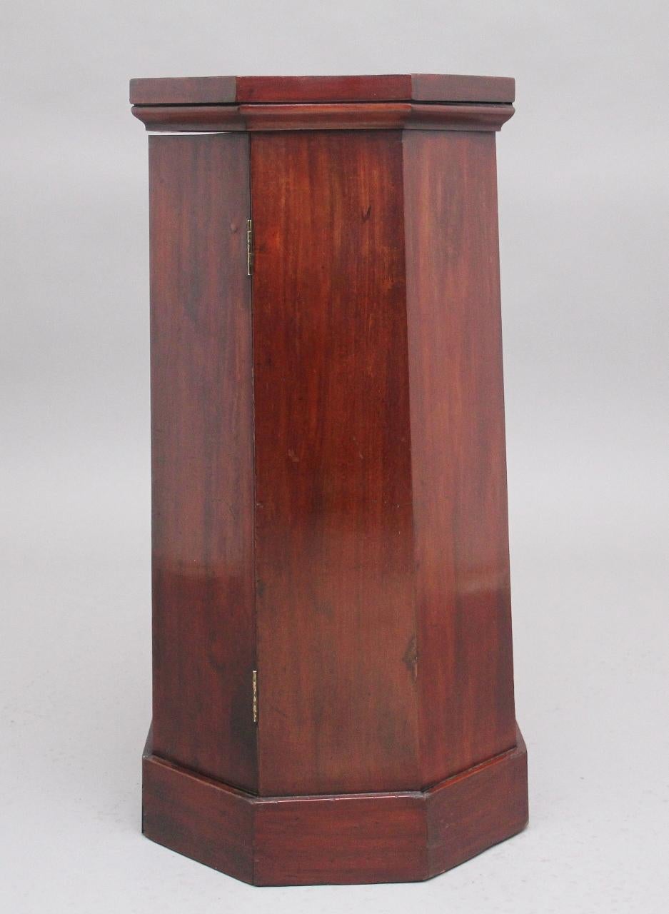 19th Century Octagon Shaped Pedestal  In Good Condition For Sale In Martlesham, GB