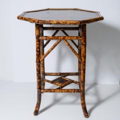 19Th. Tavolino ottagonale in bambù tigrato e lacca, XIX secolo, 1880 circa