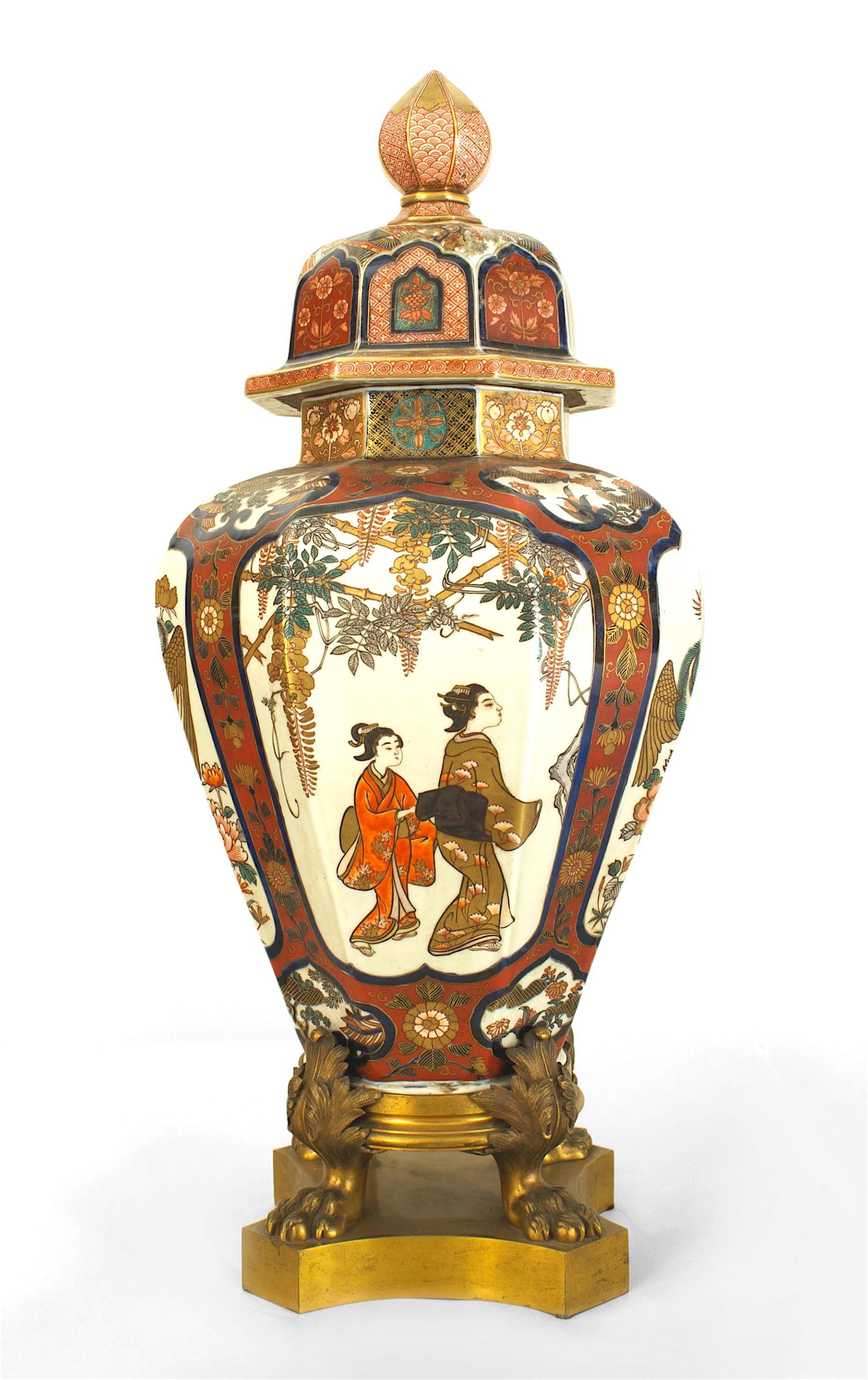 Vase octogonal à couvercle en porcelaine d'Imari du 19ème siècle monté sur une base en bronze doré Bon état - En vente à Queens, NY