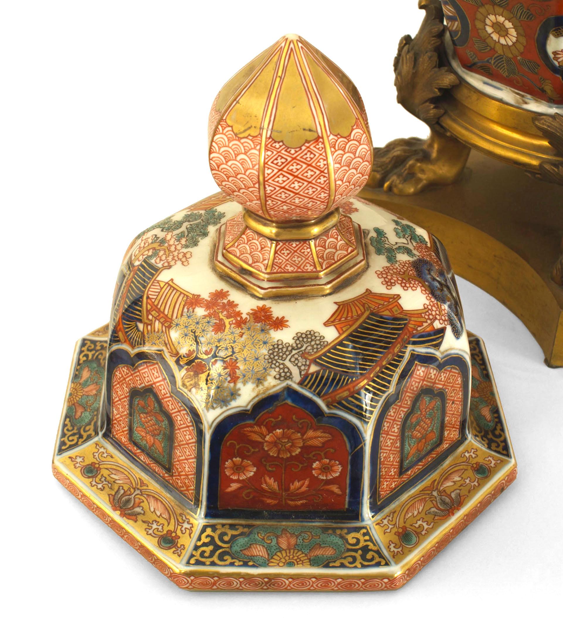Bronze Vase octogonal à couvercle en porcelaine d'Imari du 19ème siècle monté sur une base en bronze doré en vente