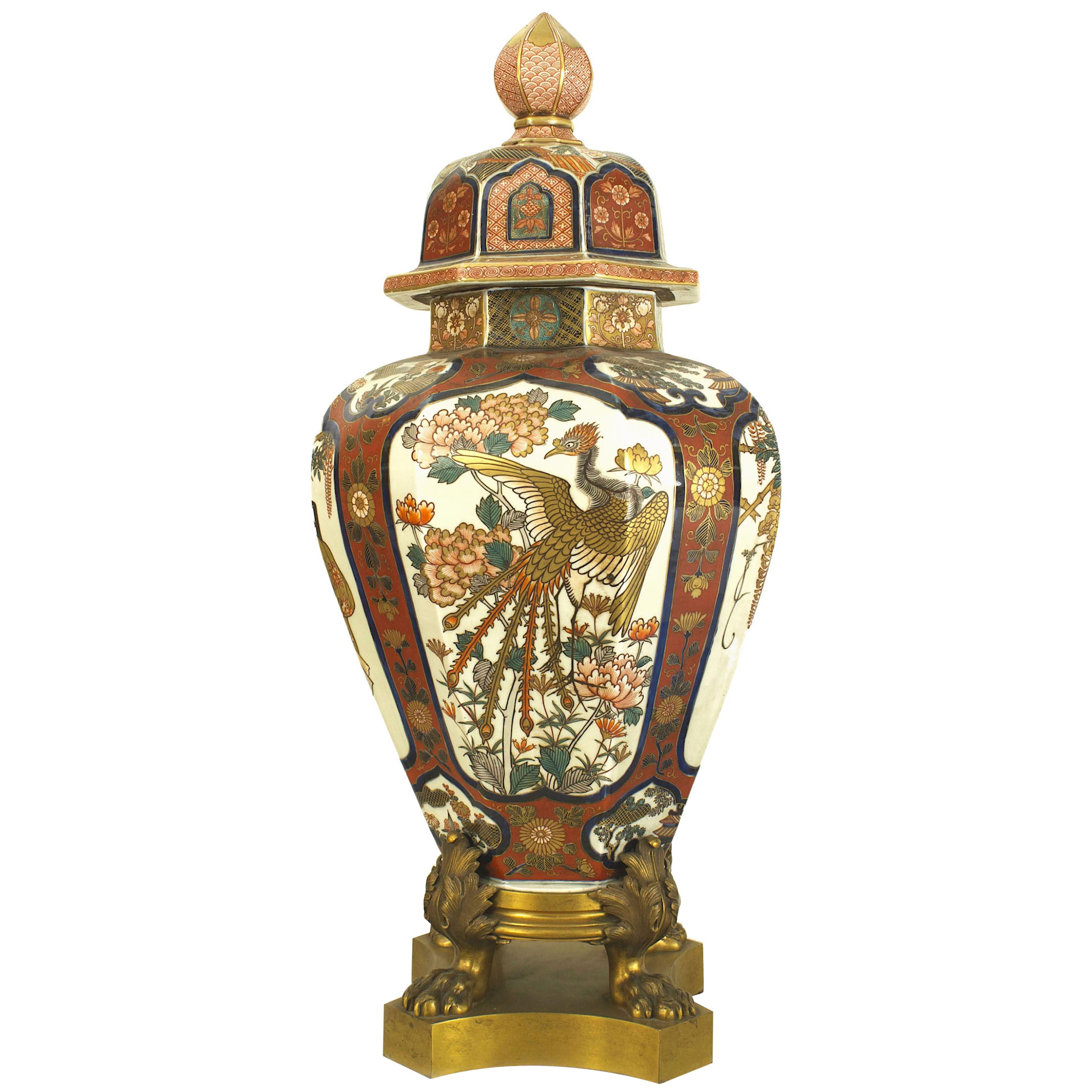 Vase octogonal à couvercle en porcelaine d'Imari du 19ème siècle monté sur une base en bronze doré
