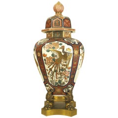 Vase octogonal à couvercle en porcelaine d'Imari du 19ème siècle monté sur une base en bronze doré