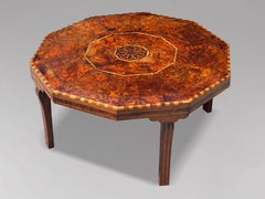 Table basse octogonale du XIXe siècle en bois d'if marqueté