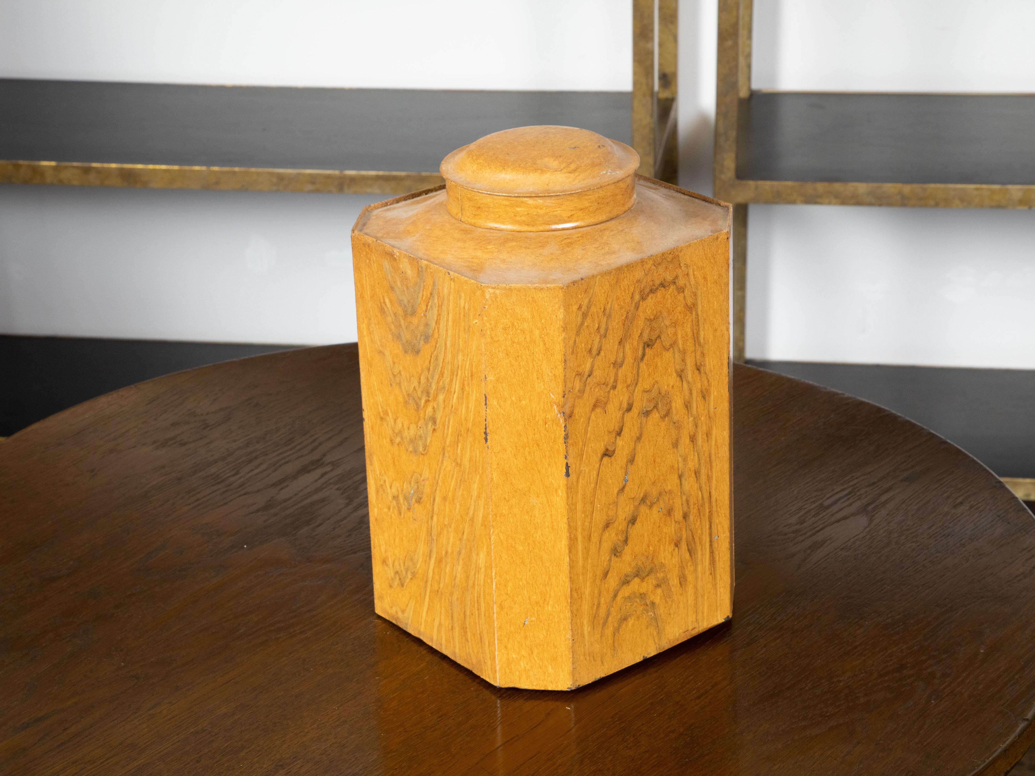 Boîte à couvercle octogonale en étain à couvercle du 19ème siècle avec finition en faux bois jaune en vente 1