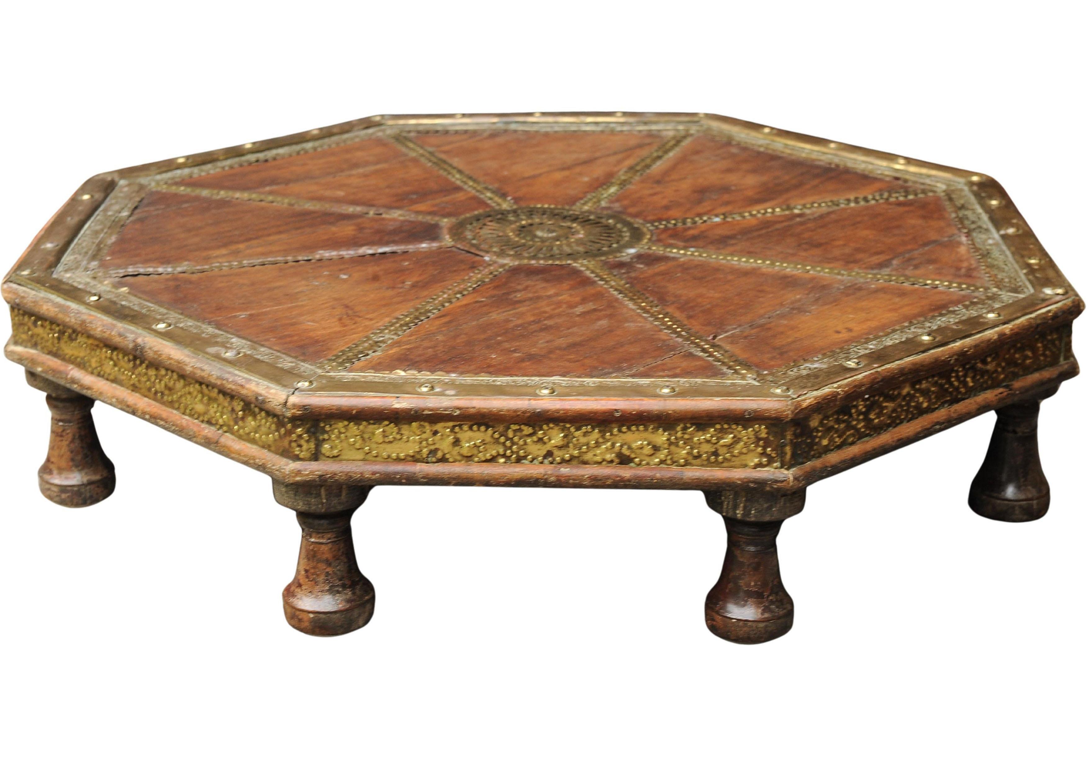 Magnifique table octogonale basse en bois dur, fabriquée à la main au 19e siècle, avec des garnitures décoratives en laiton.