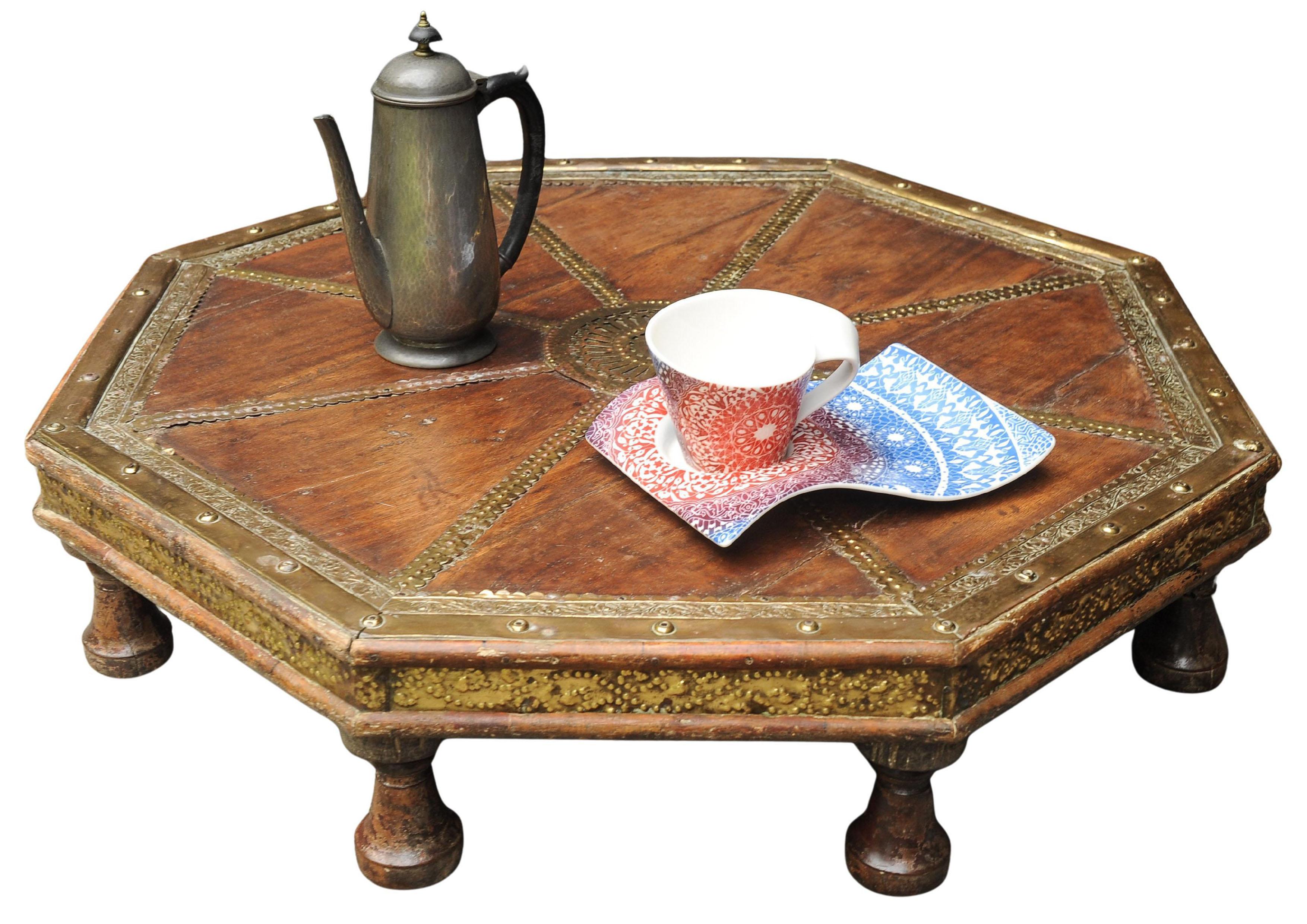 Anglo-indien Table orientale octogonale basse en bois dur du XIXe siècle avec garnitures décoratives en laiton en vente