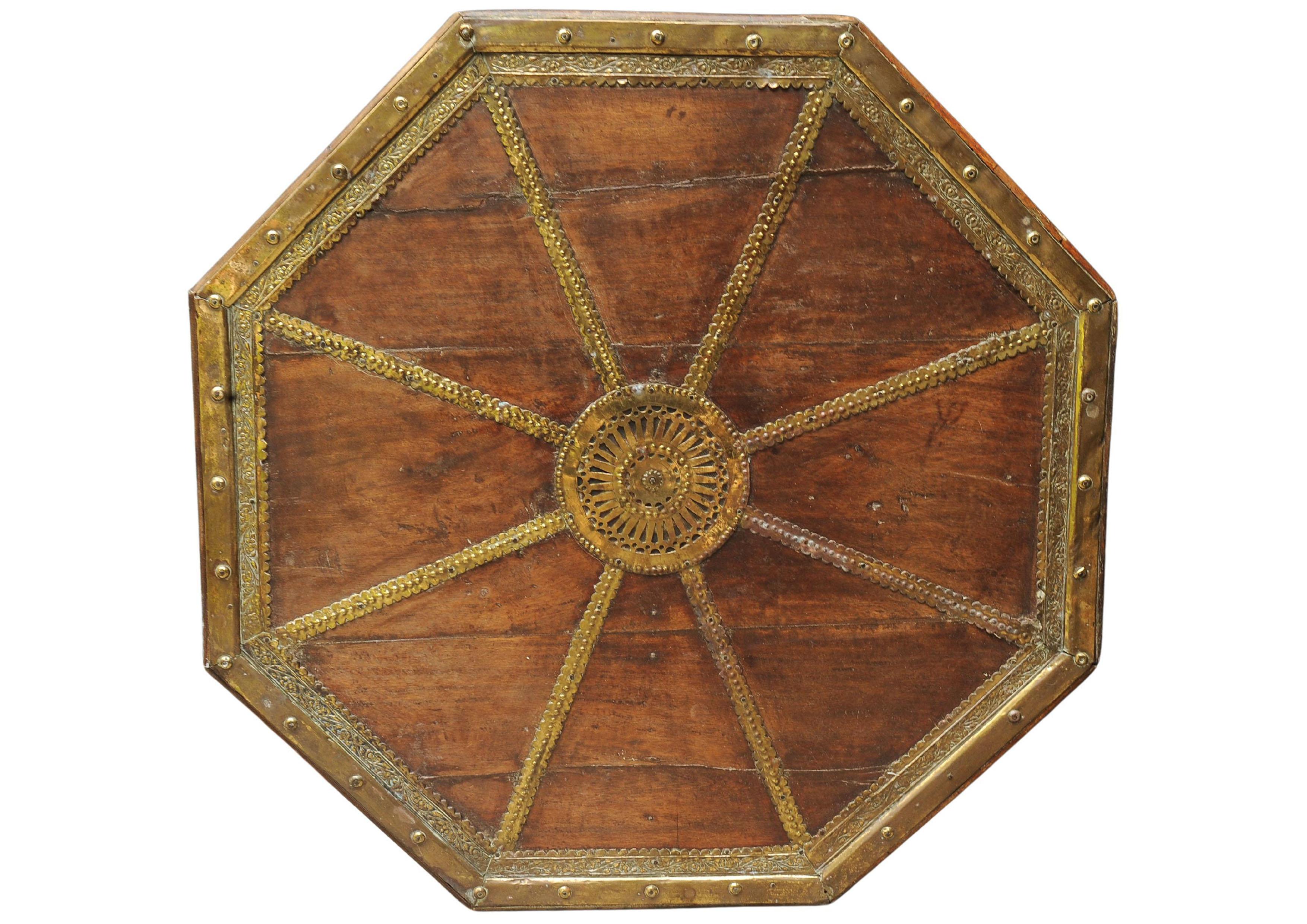 Est asiatique Table orientale octogonale basse en bois dur du XIXe siècle avec garnitures décoratives en laiton en vente