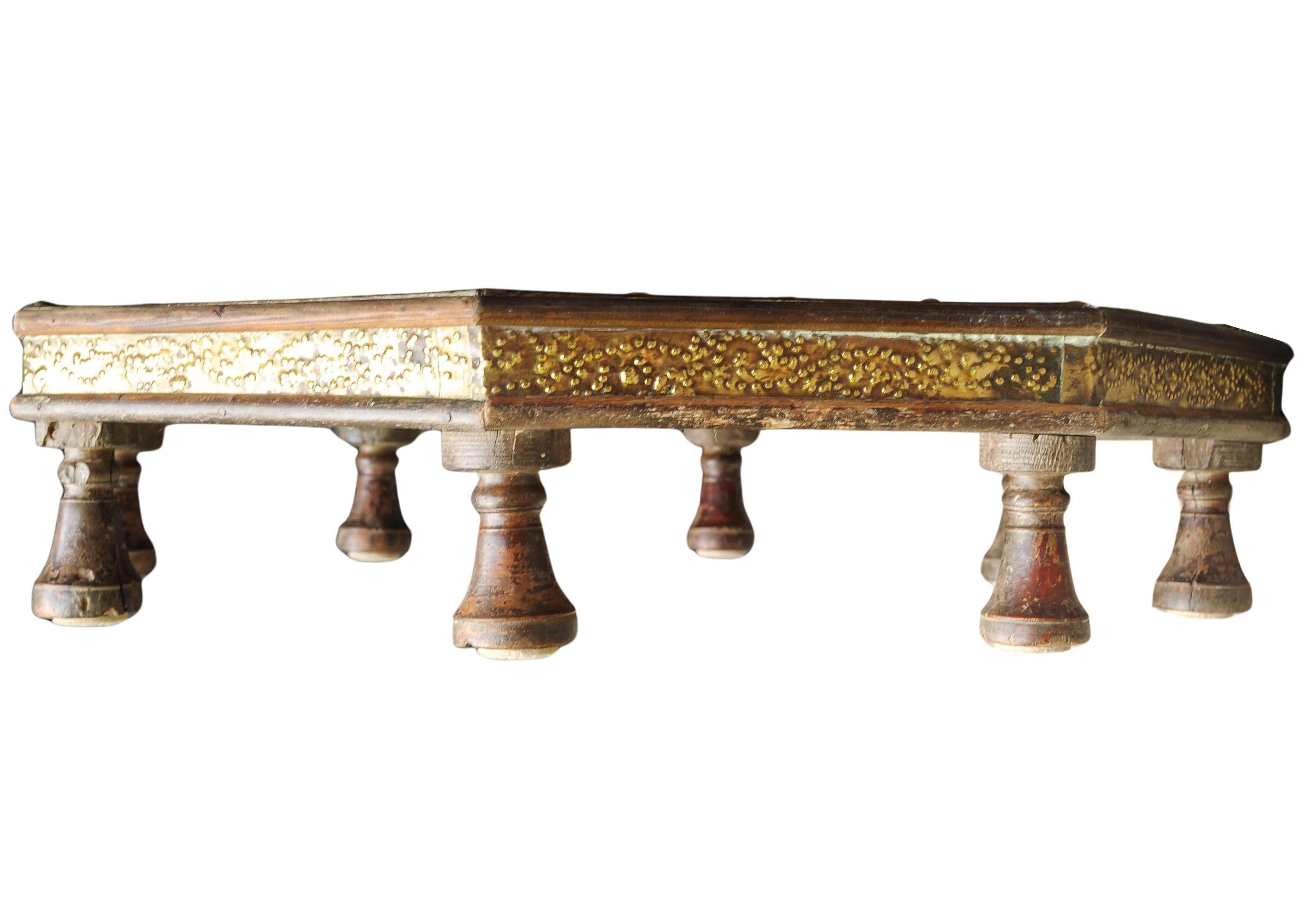Fait main Table orientale octogonale basse en bois dur du XIXe siècle avec garnitures décoratives en laiton en vente