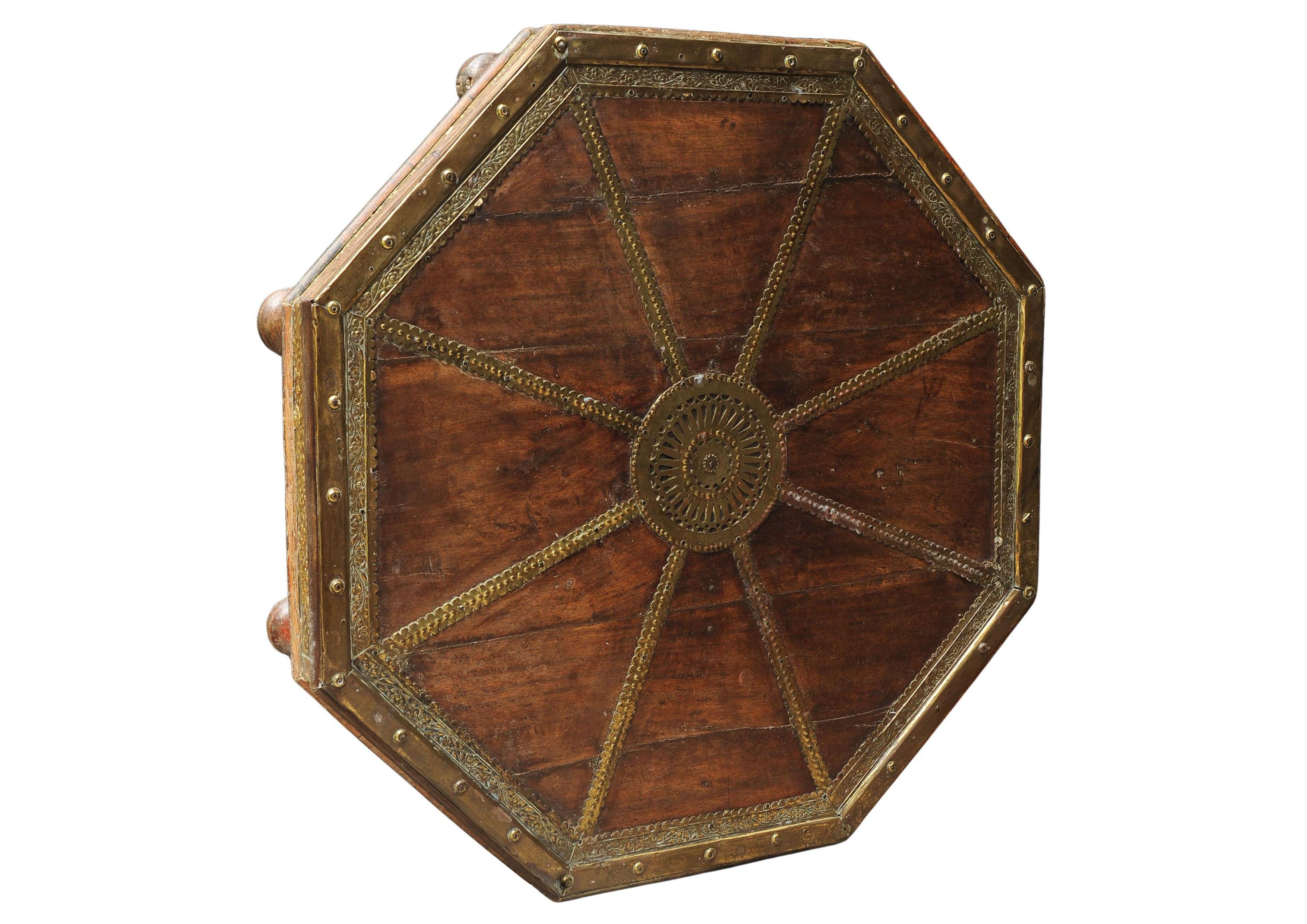 Table orientale octogonale basse en bois dur du XIXe siècle avec garnitures décoratives en laiton Bon état - En vente à Reading, Berkshire