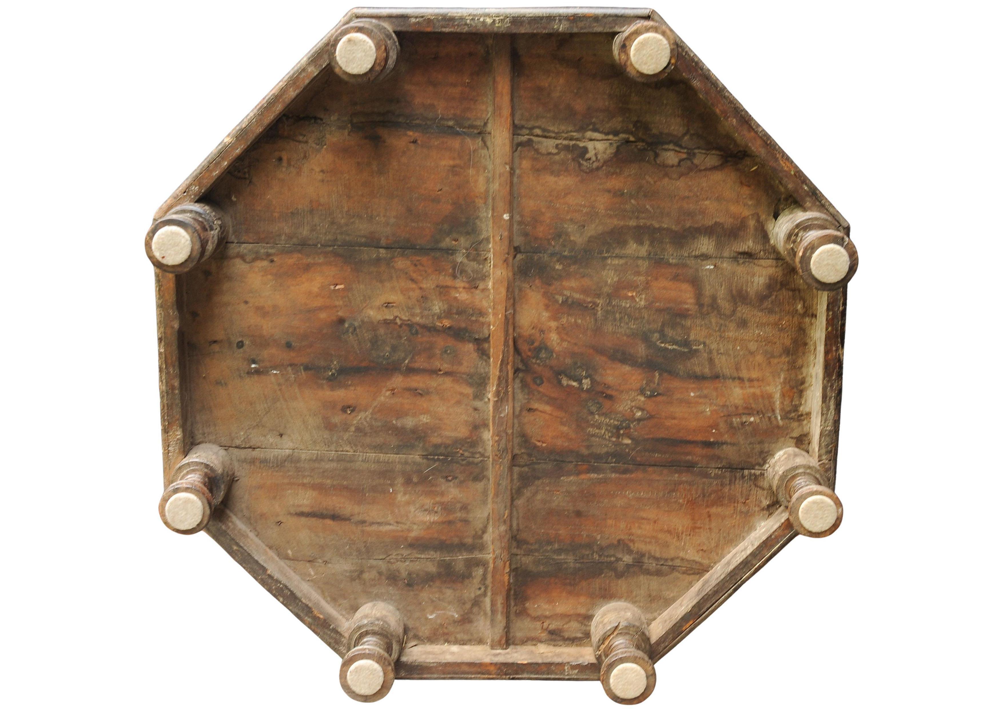 Laiton Table orientale octogonale basse en bois dur du XIXe siècle avec garnitures décoratives en laiton en vente