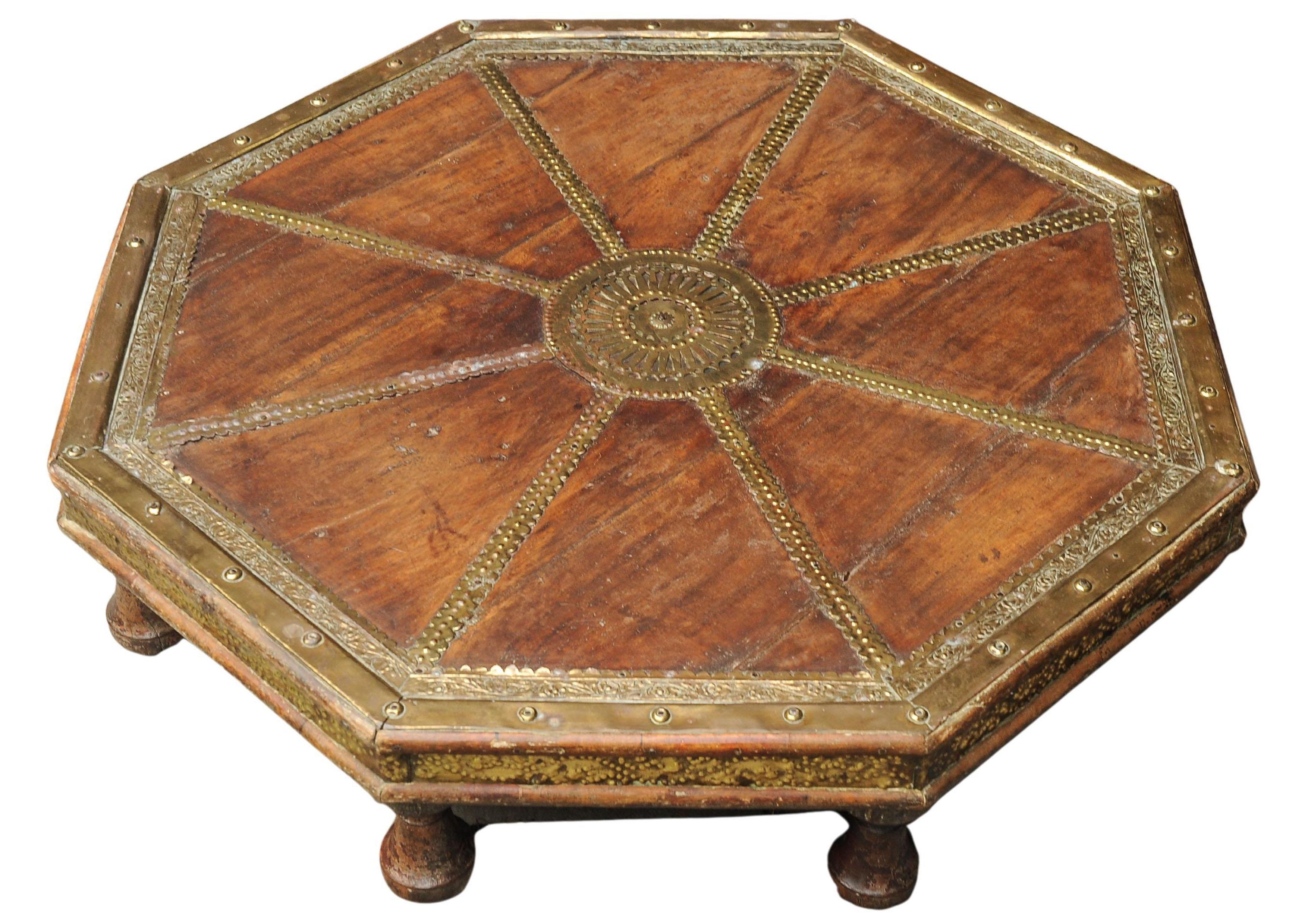Table orientale octogonale basse en bois dur du XIXe siècle avec garnitures décoratives en laiton en vente 1