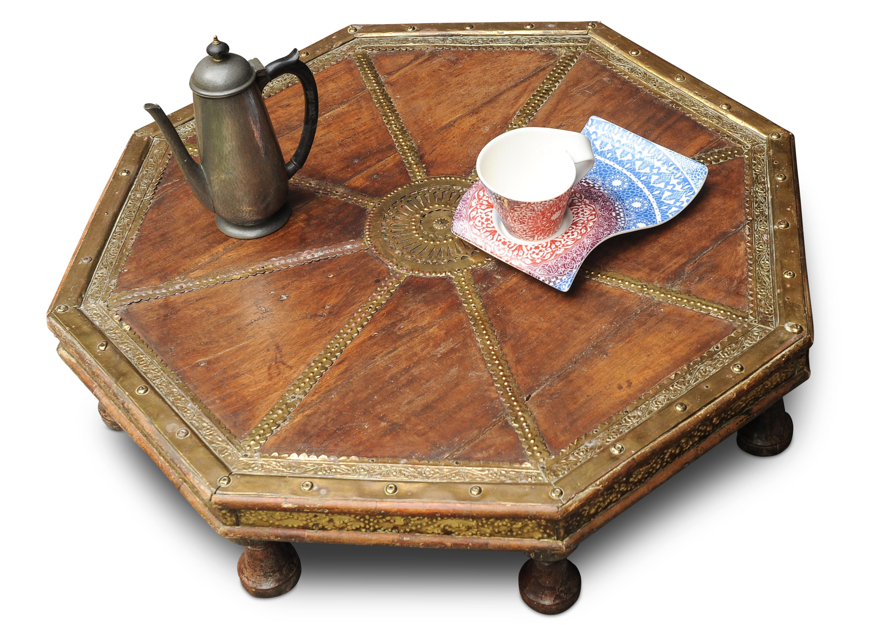 Table orientale octogonale basse en bois dur du XIXe siècle avec garnitures décoratives en laiton en vente 2
