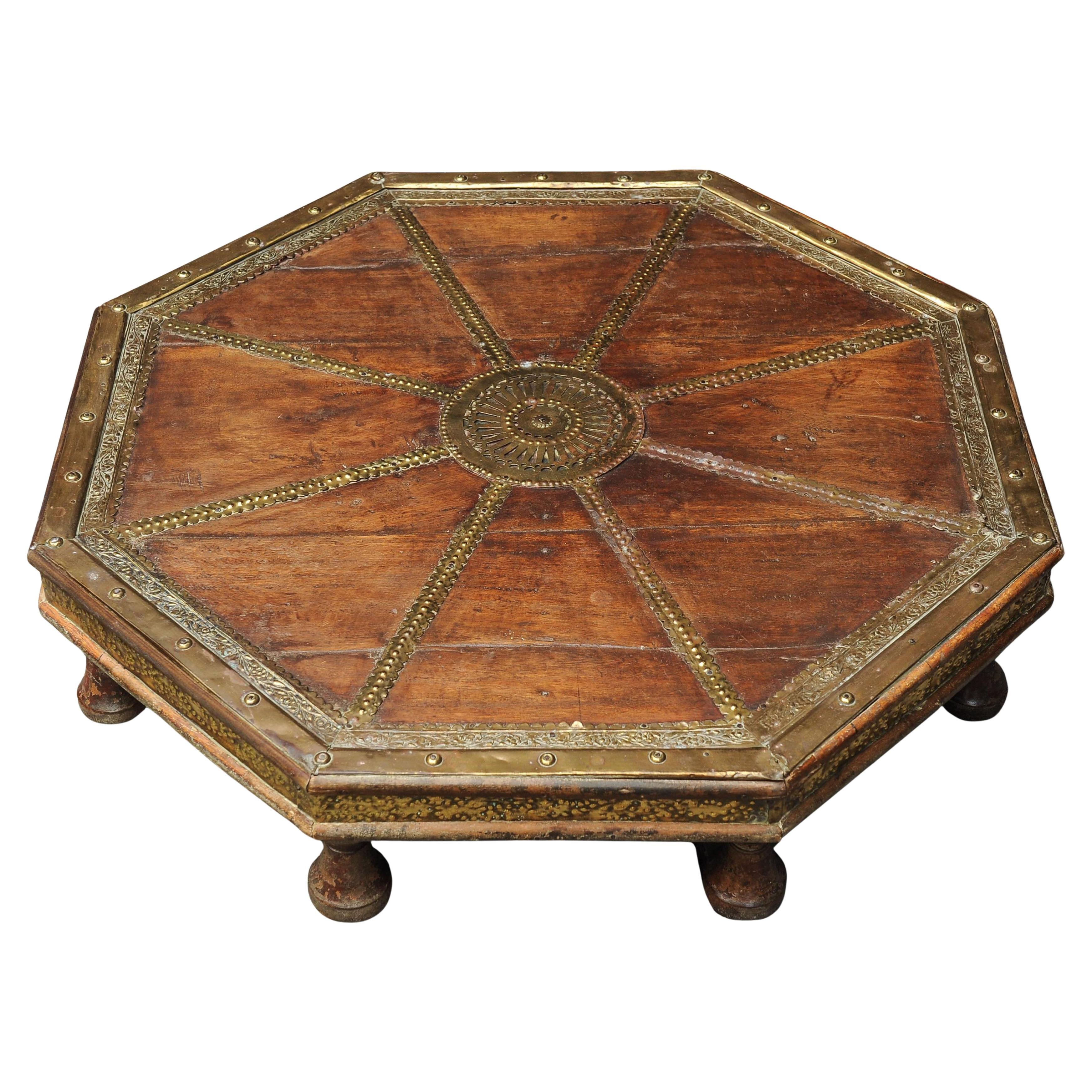Table orientale octogonale basse en bois dur du XIXe siècle avec garnitures décoratives en laiton en vente