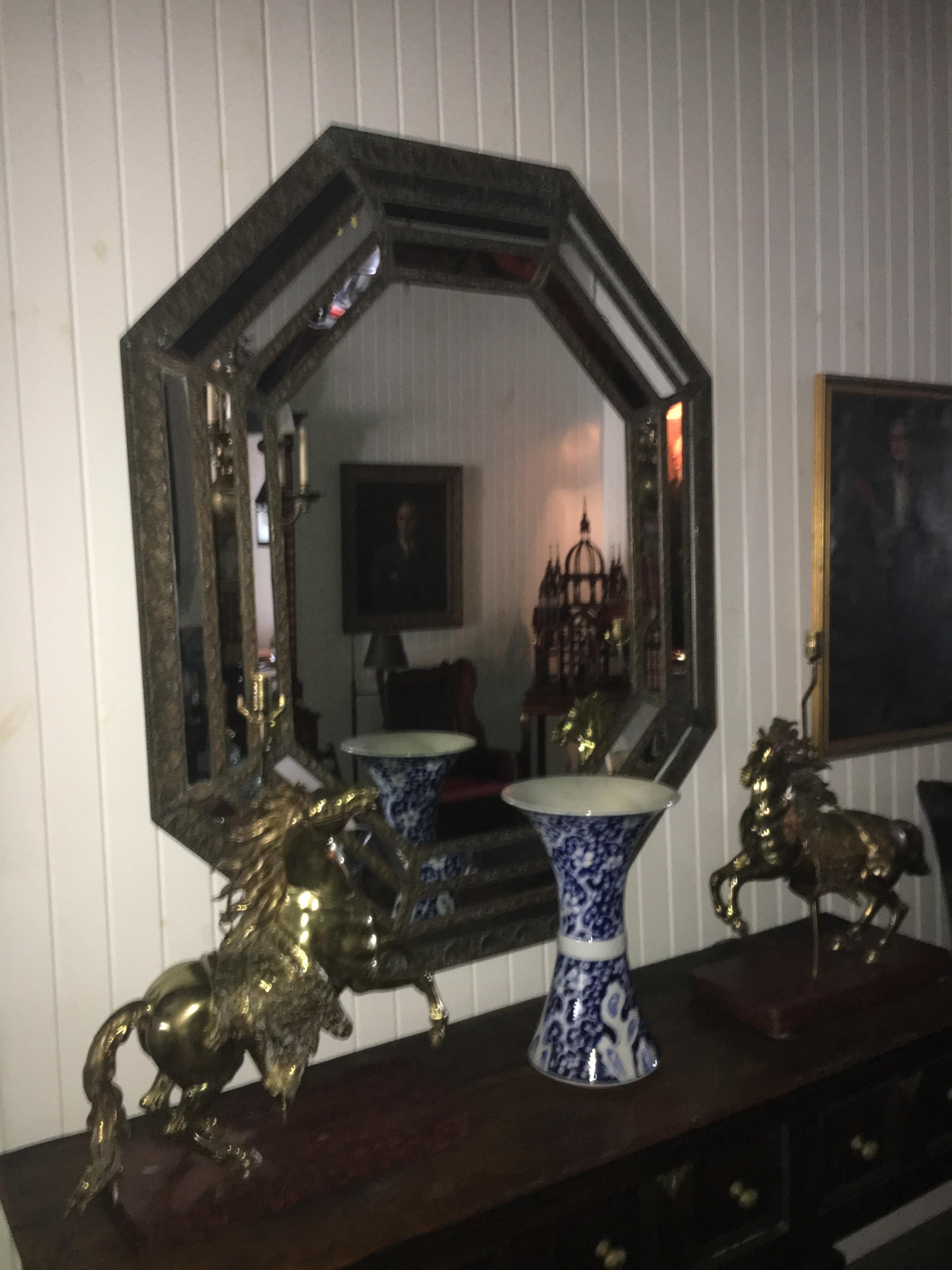 Miroir octogonal du 19ème siècle avec cadre en métal repoussé, plaque de miroir originale
60.5
