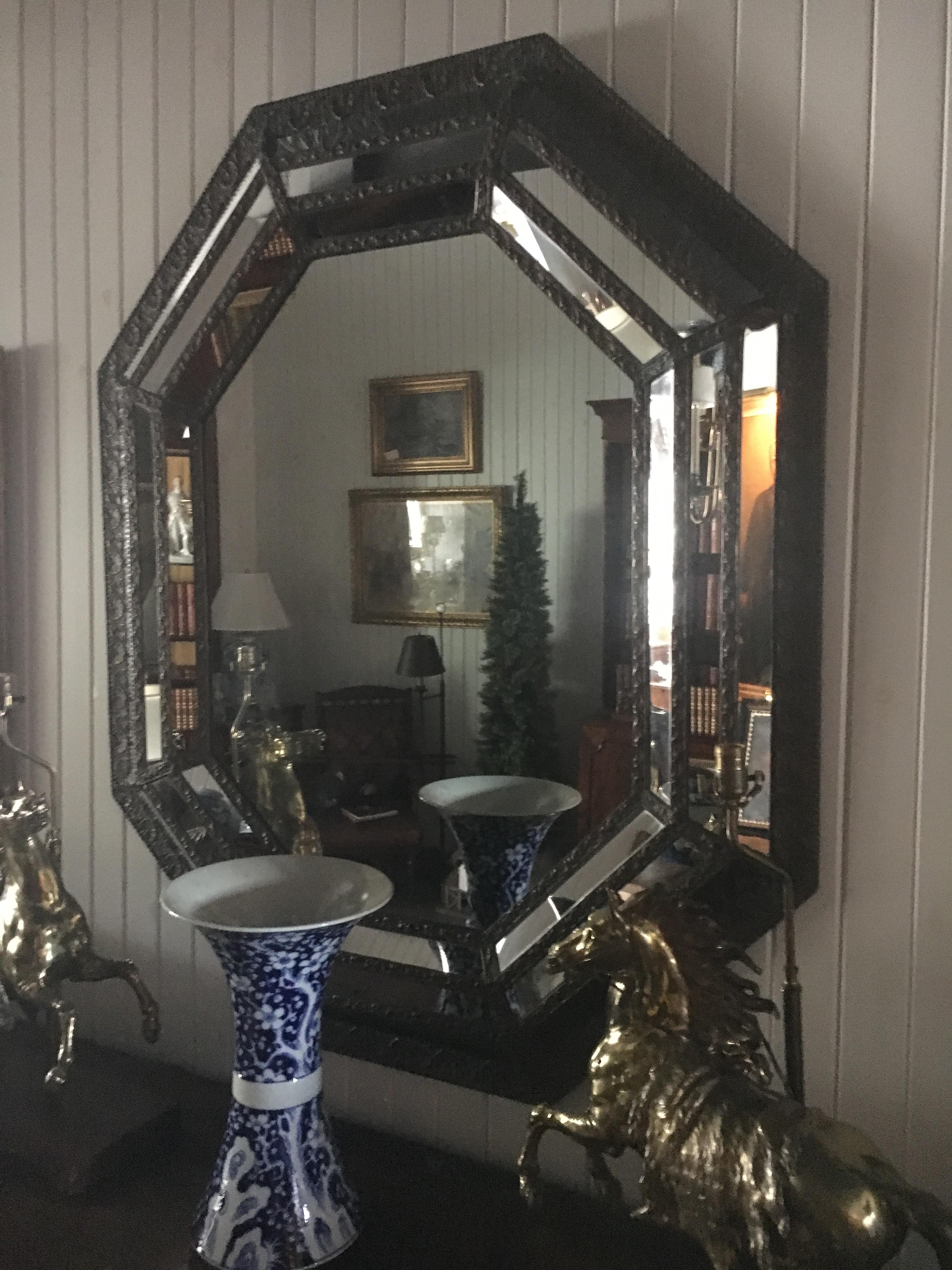 Miroir octogonal du 19ème siècle avec cadre en métal repoussé, plaque de miroir d'origine en vente 2