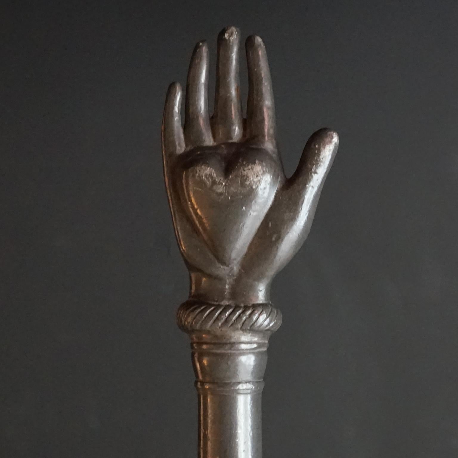 Britannico Cuore di latta di Odd Fellows o Oddfellows del XIX secolo in mano su bastone o asta di Oak in vendita