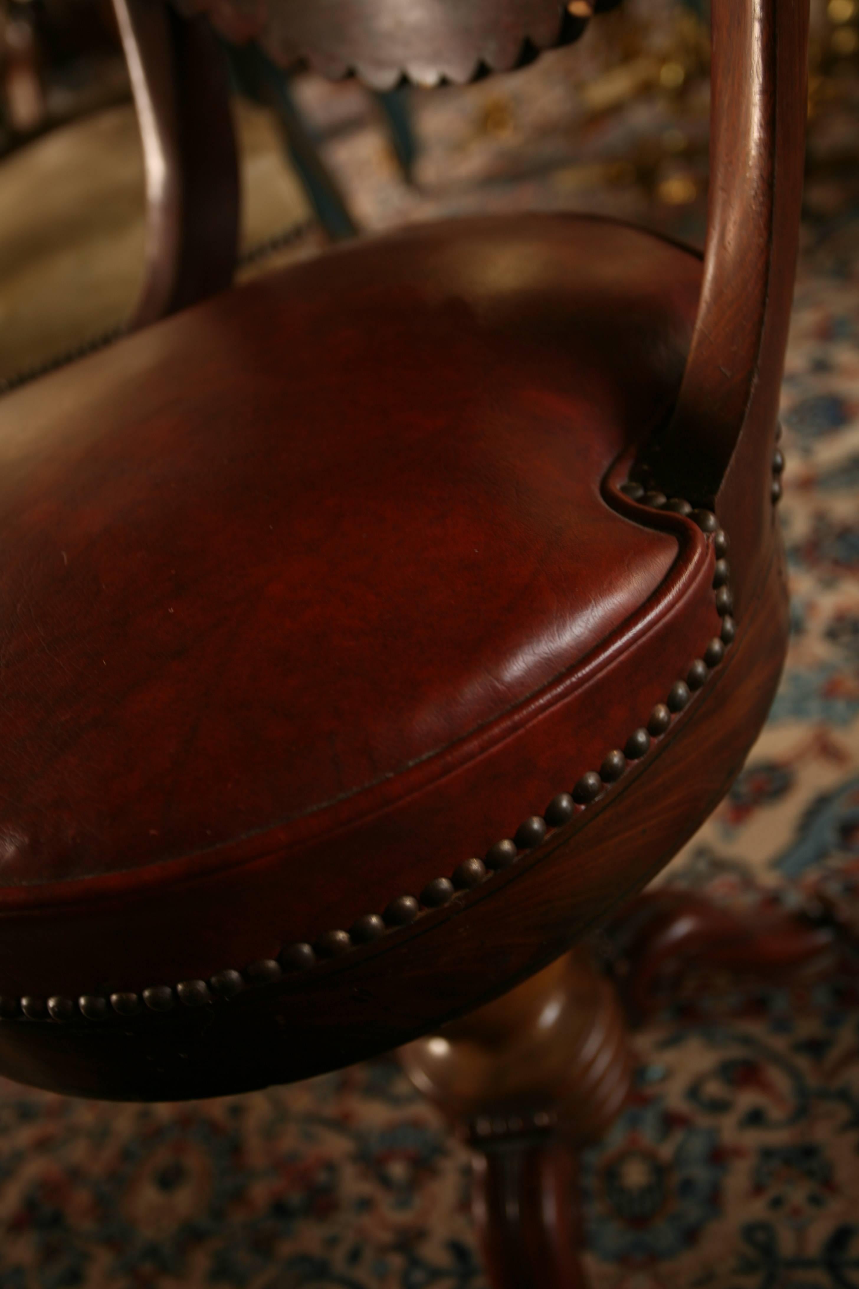 English 19th Century Office Chair in Mahogany and Original Patinated Leather, circa 1880