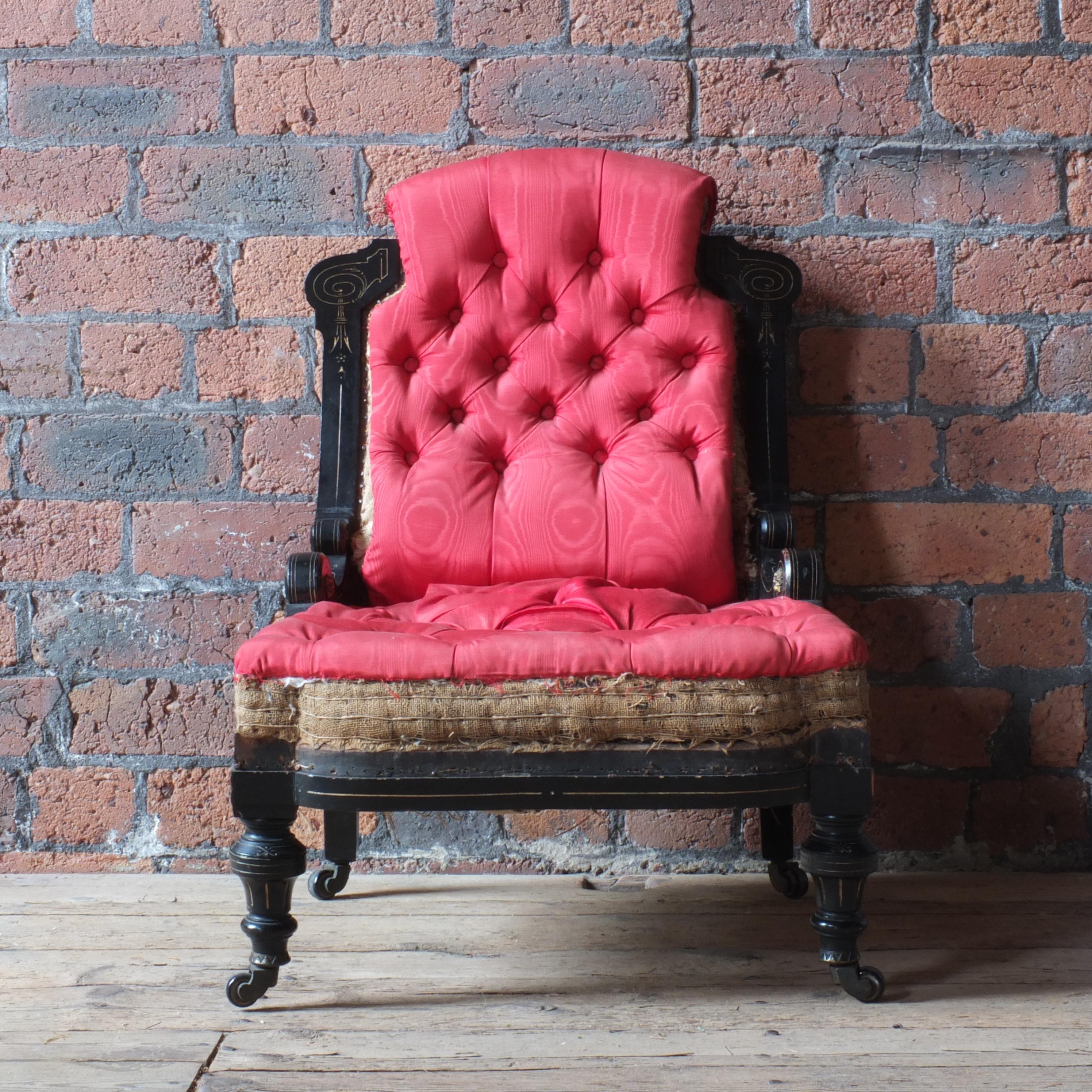 Une chaise pantoufle du mouvement esthétique du 19ème siècle par Ogden's de Manchester. Le cadre ébénisé et doré est en bon état avec une certaine usure liée à l'âge et à l'utilisation. Il a conservé ses intérieurs d'origine et a juste besoin d'être