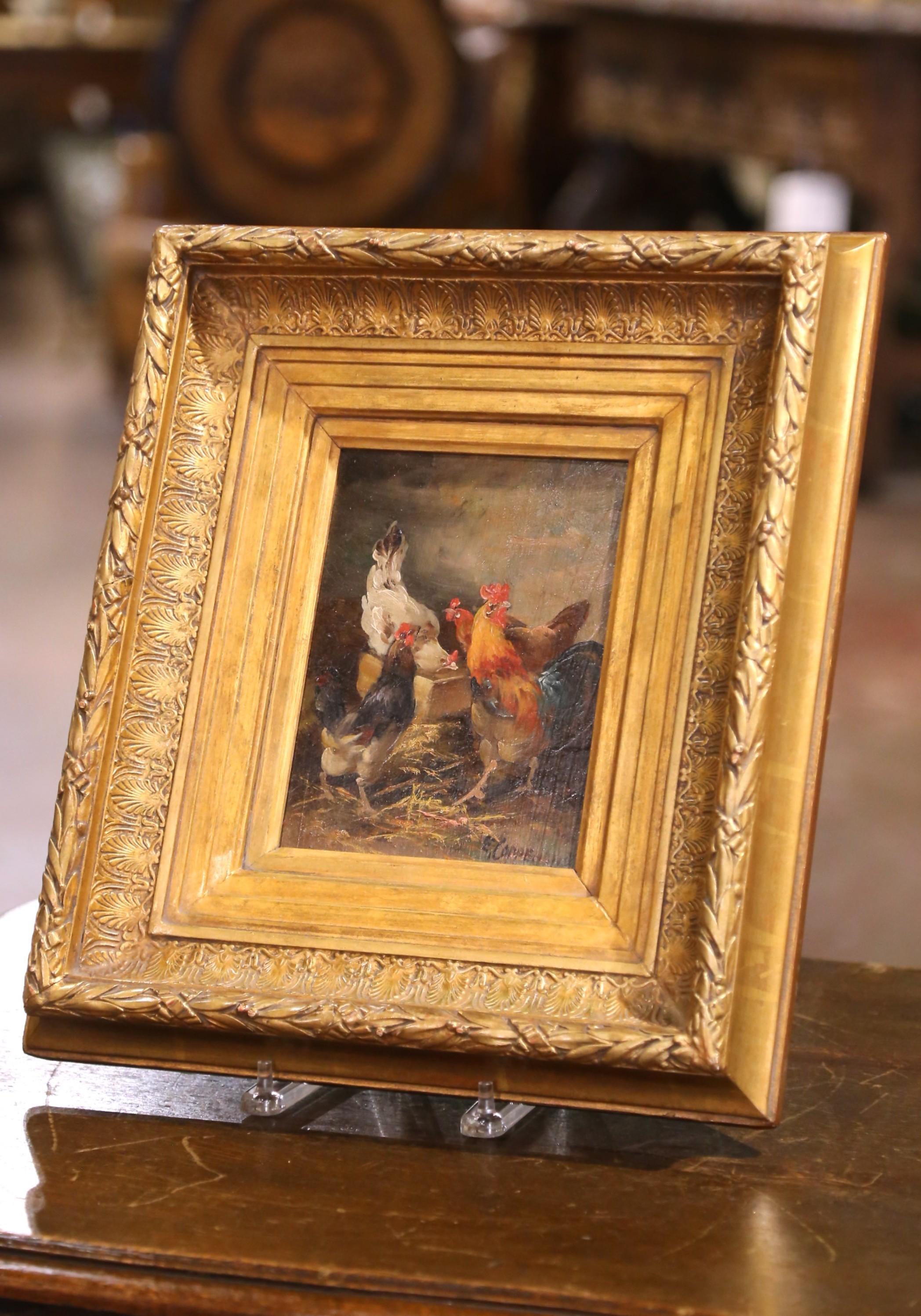 Apportez un charme rustique à votre intérieur avec cette scène intime de basse-cour peinte par Edmond van Coppenolle. Créée en France vers 1880, cette huile sur panneau représente un groupe animé de poules rassemblées autour d'une mangeoire en bois,