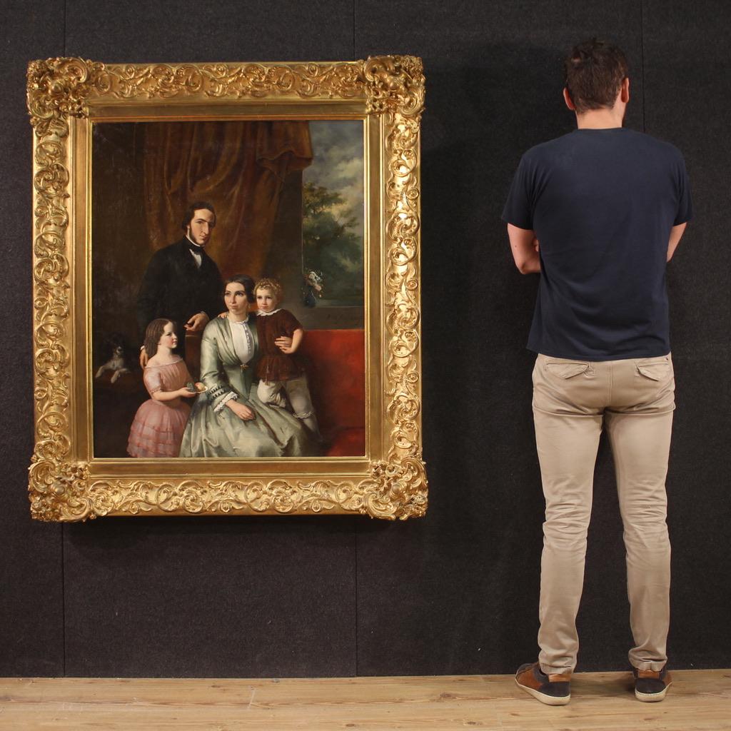 Antiguo cuadro holandés fechado en 1855. Marco Óleo sobre lienzo que representa un retrato familiar de buena calidad pictórica. Marco adornado con un marco coetáneo, de madera y yeso, finamente tallado y dorado (ver foto). Pintura de gran tamaño e