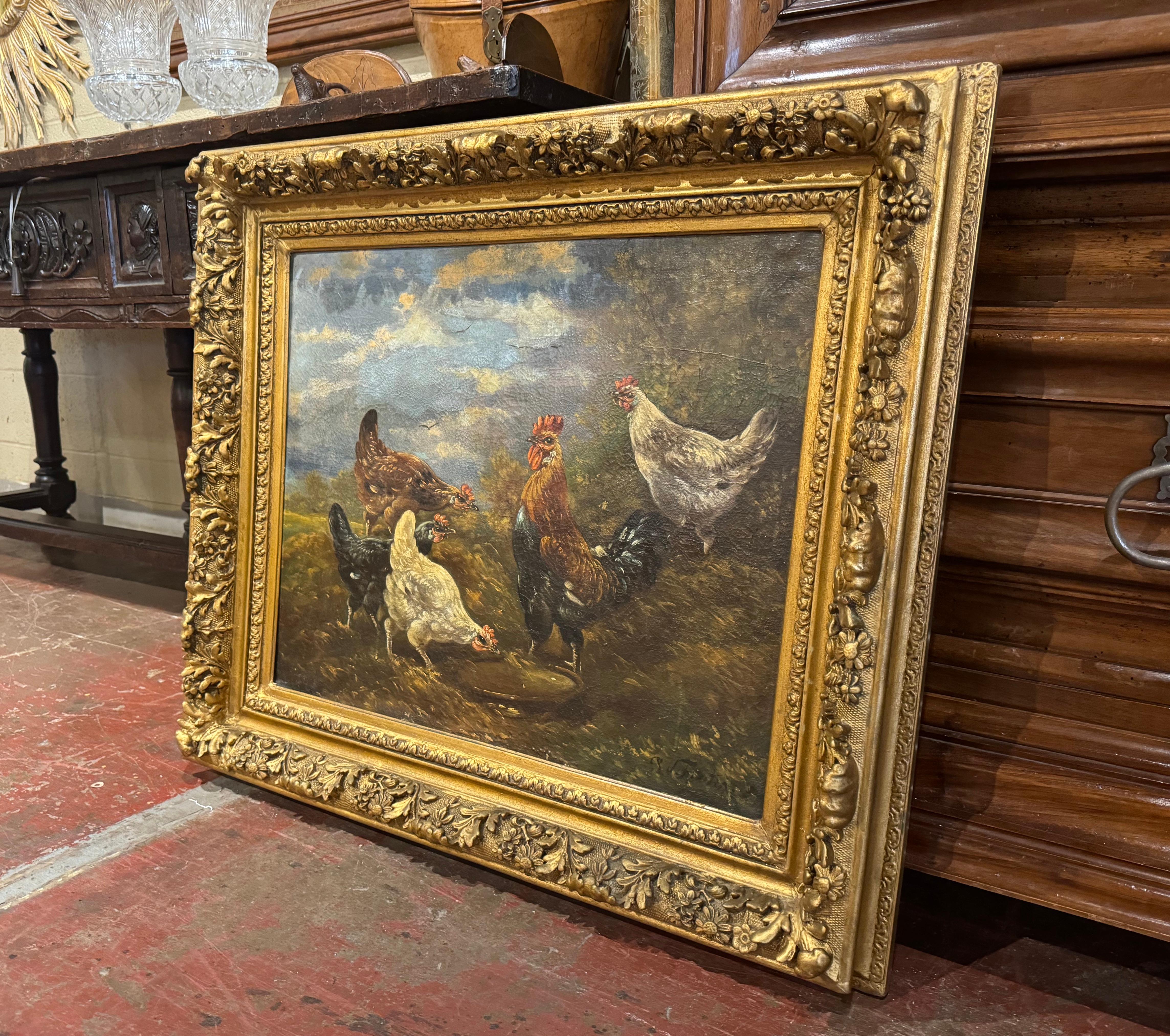 Decora uno studio o una tana con questa composizione di dipinti di galline antiche. Realizzato in Belgio intorno al 1890 e inserito nella cornice originale in legno dorato intagliato, questo grande dipinto raffigura una tranquilla scena rurale con