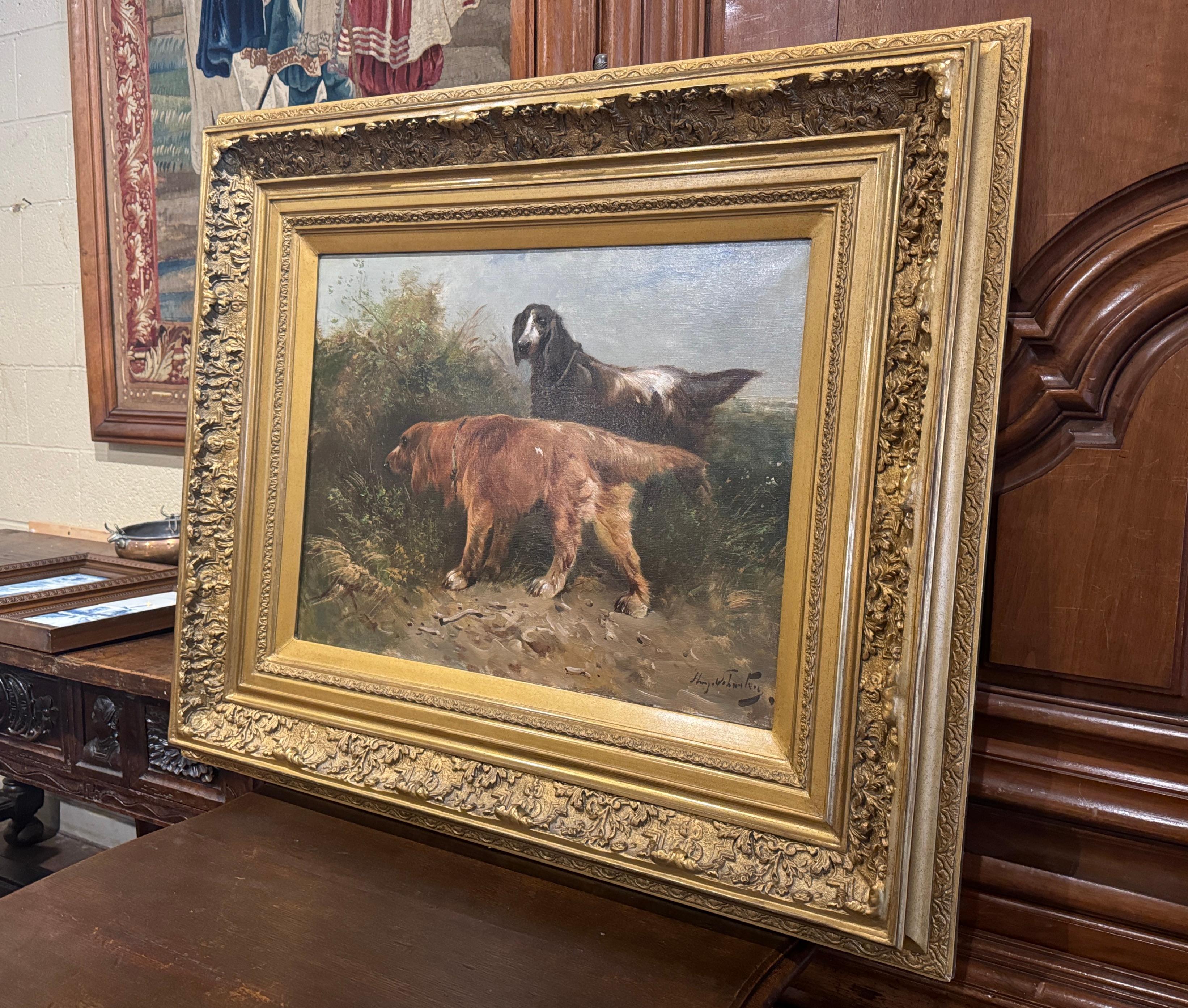 Decora uno studio o una tana con questa composizione di quadri antichi di hunt setters. Realizzato in Belgio intorno al 1890 e inserito nella cornice originale in legno dorato intagliato, questo grande dipinto raffigura due cani da caccia in un