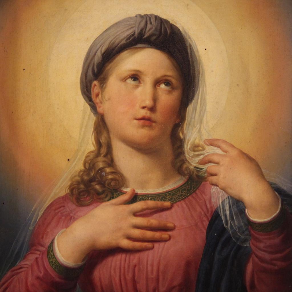 Magnífica pintura italiana de la primera mitad del siglo XIX. Pintura al óleo sobre tabla que representa una espléndida Virgen María, de notable calidad pictórica. La joven está retratada en una pose devocional, con la mirada dirigida hacia arriba,