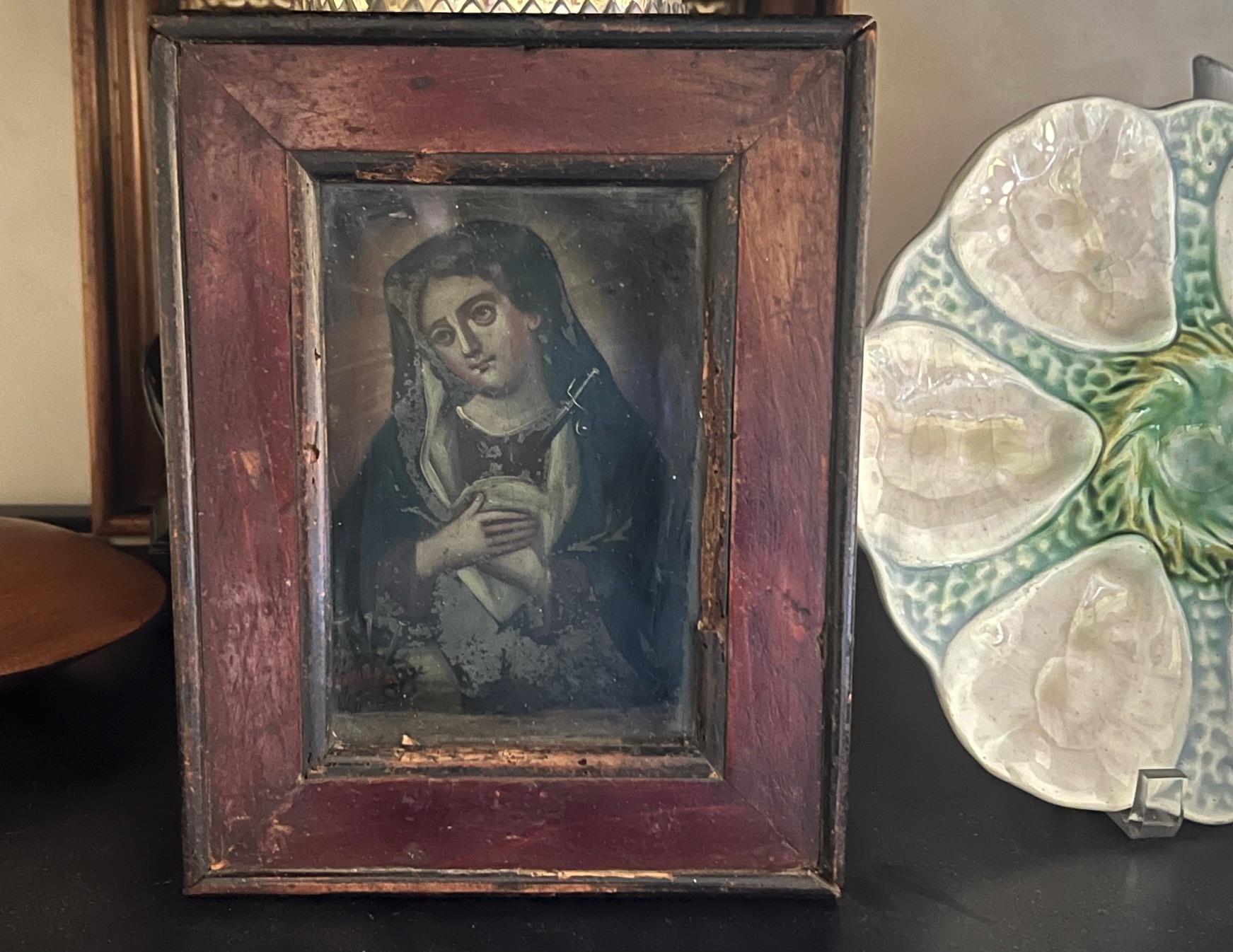 Antike Ölfarbe auf Zinn, bekannt als Retablo. Das Gemälde stellt Maria, die Mutter Jesu, dar und ist in einem handgefertigten Schattenboxrahmen gerahmt.