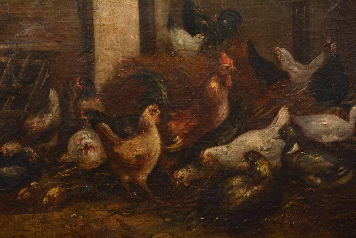 Cette peinture à l'huile sur toile du XIXe siècle montre un rassemblement de coqs, de poules, de poussins et de canards devant deux bâtiments de ferme. Le cadre noir est bordé de dorures. Le tableau est câblé pour être accroché. Il y a une signature