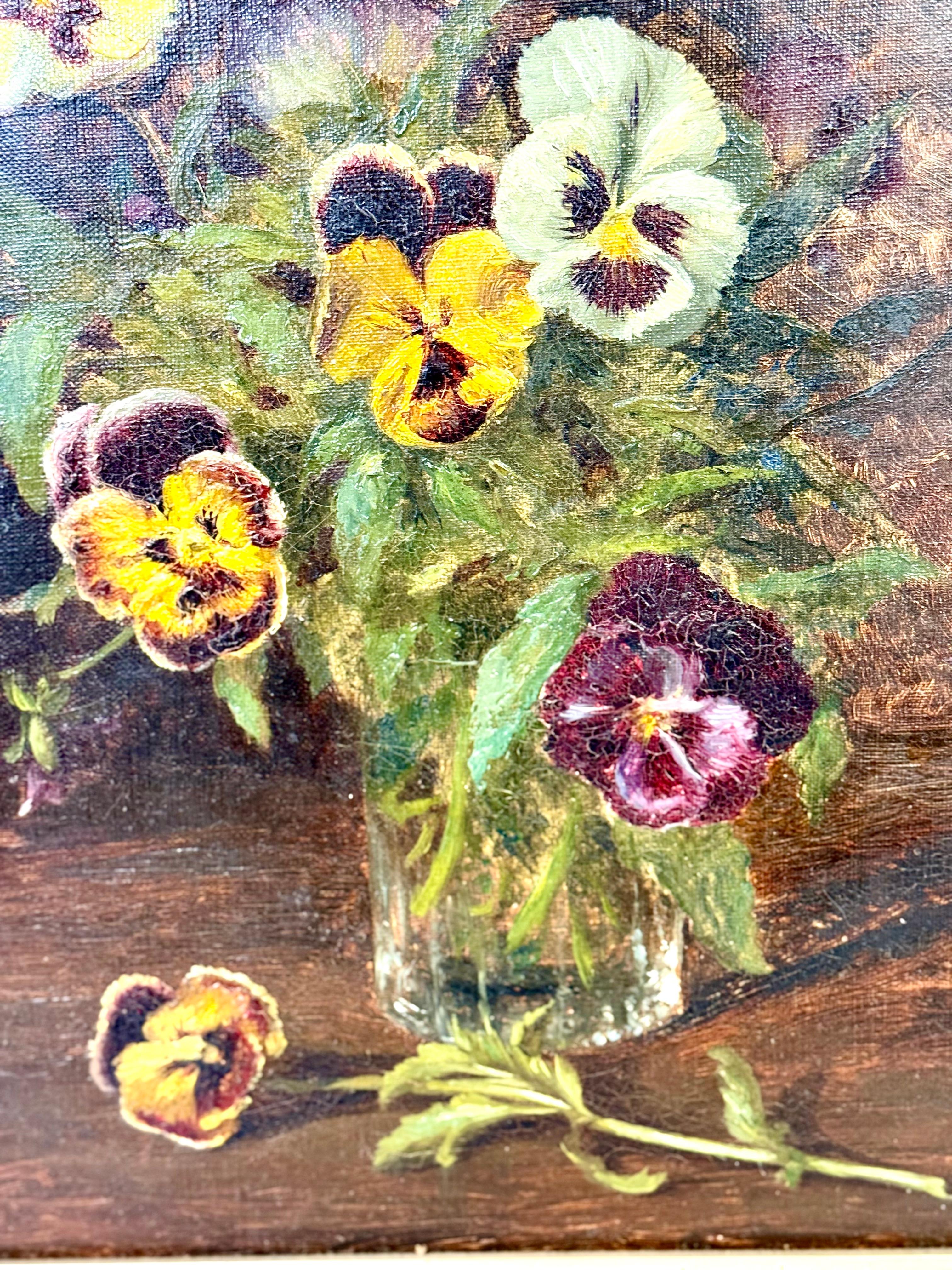 Francese Quadro a olio del XIX secolo con viole del pensiero in un vaso di vetro e cornice in legno dorato in vendita