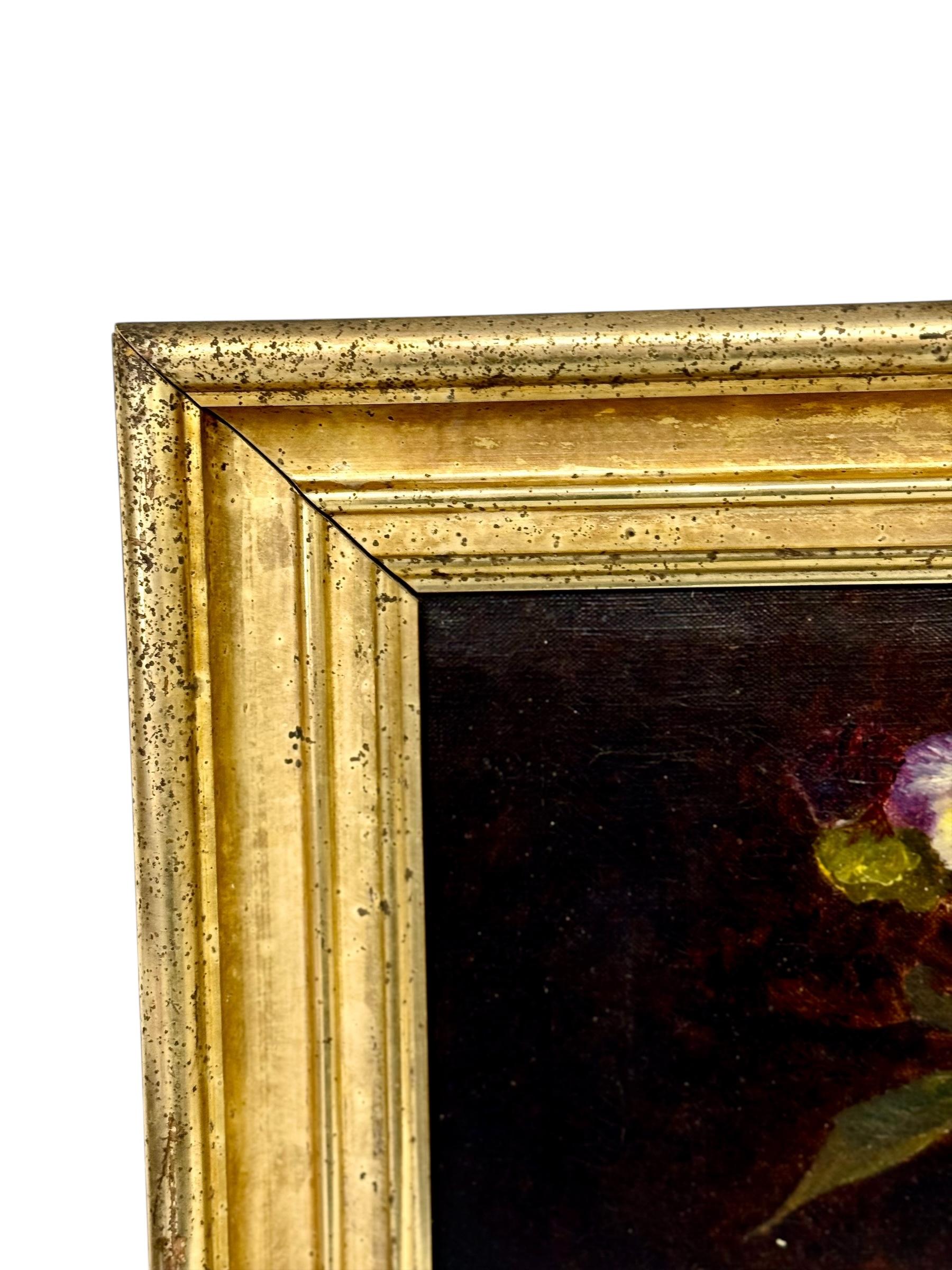 Dorato Quadro a olio del XIX secolo con viole del pensiero in un vaso di vetro e cornice in legno dorato in vendita