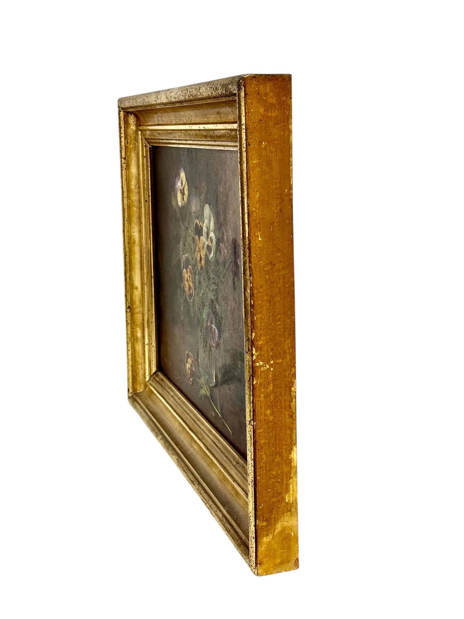 Tela Quadro a olio del XIX secolo con viole del pensiero in un vaso di vetro e cornice in legno dorato in vendita