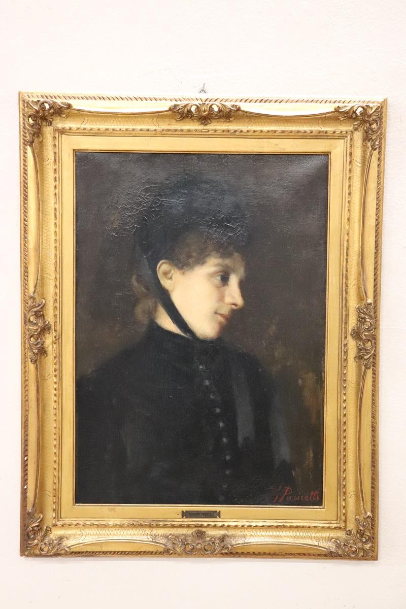Te presentamos este fantástico retrato de una joven del siglo XIX. El retrato está firmado en la parte inferior derecha en rojo por G. Puricelli (ver foto). Atribuible al pintor italiano Giuseppe Puricelli nacido en Gallarate (Italia) el 4 de