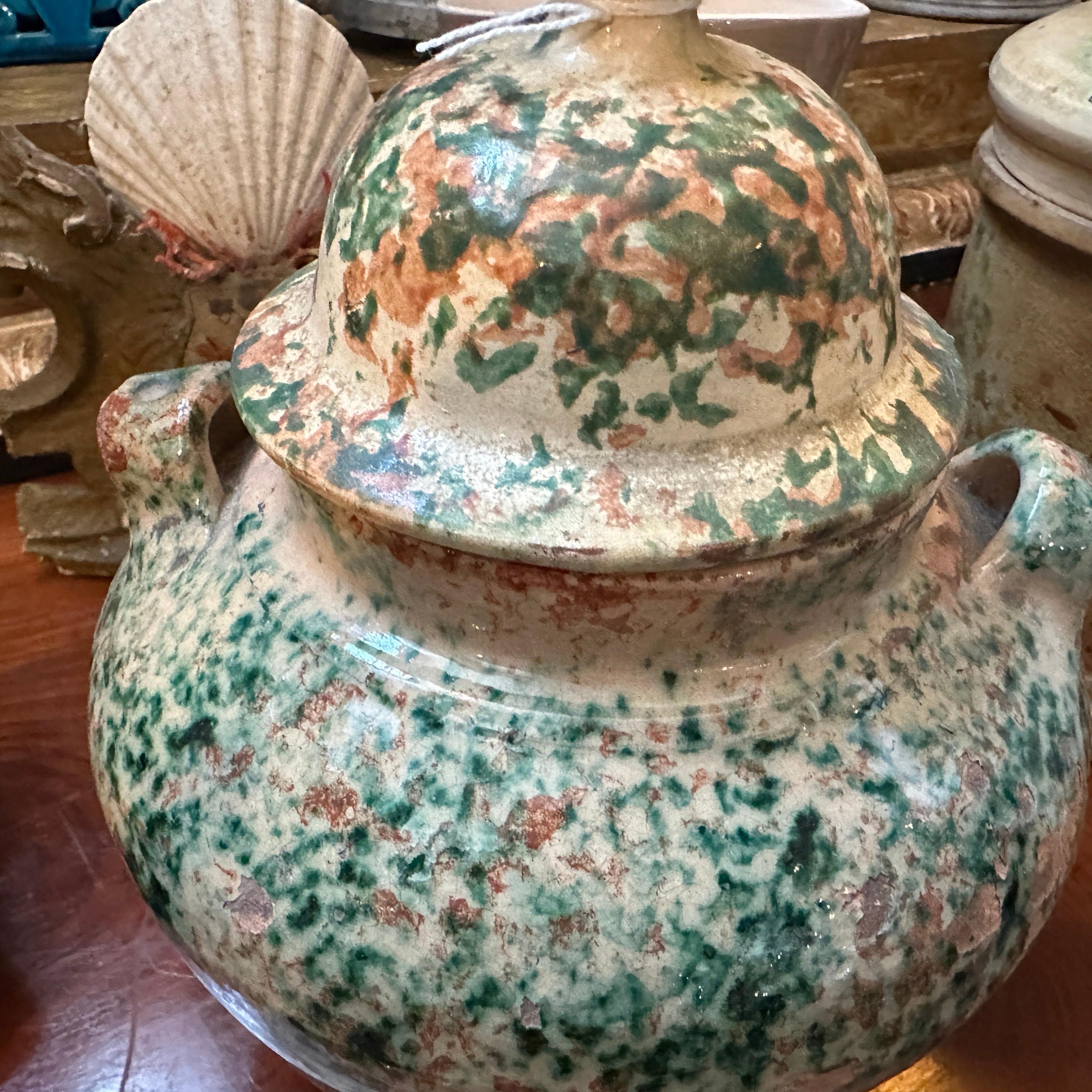 Il contenitore per il sale siciliano è stato realizzato a mano nella piccola città di Patti ed è ornato da intricati disegni dipinti a mano nei toni della terra, prevalentemente verde e marrone, che sono caratteristici della tradizionale ceramica