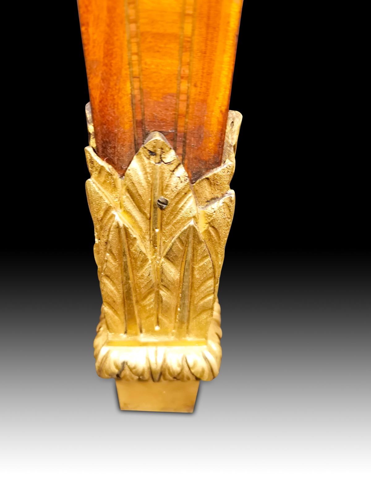 Alte italienische Überraschungsbar aus dem neunzehnten Jahrhundert, aus hellem Obstholz - sie hat ein Hebesystem für das Tablett, das im Inneren aufbewahrt wird und beweglich ist. Sie ist mit vergoldeten Bronzebeschlägen verziert und sehr fein
