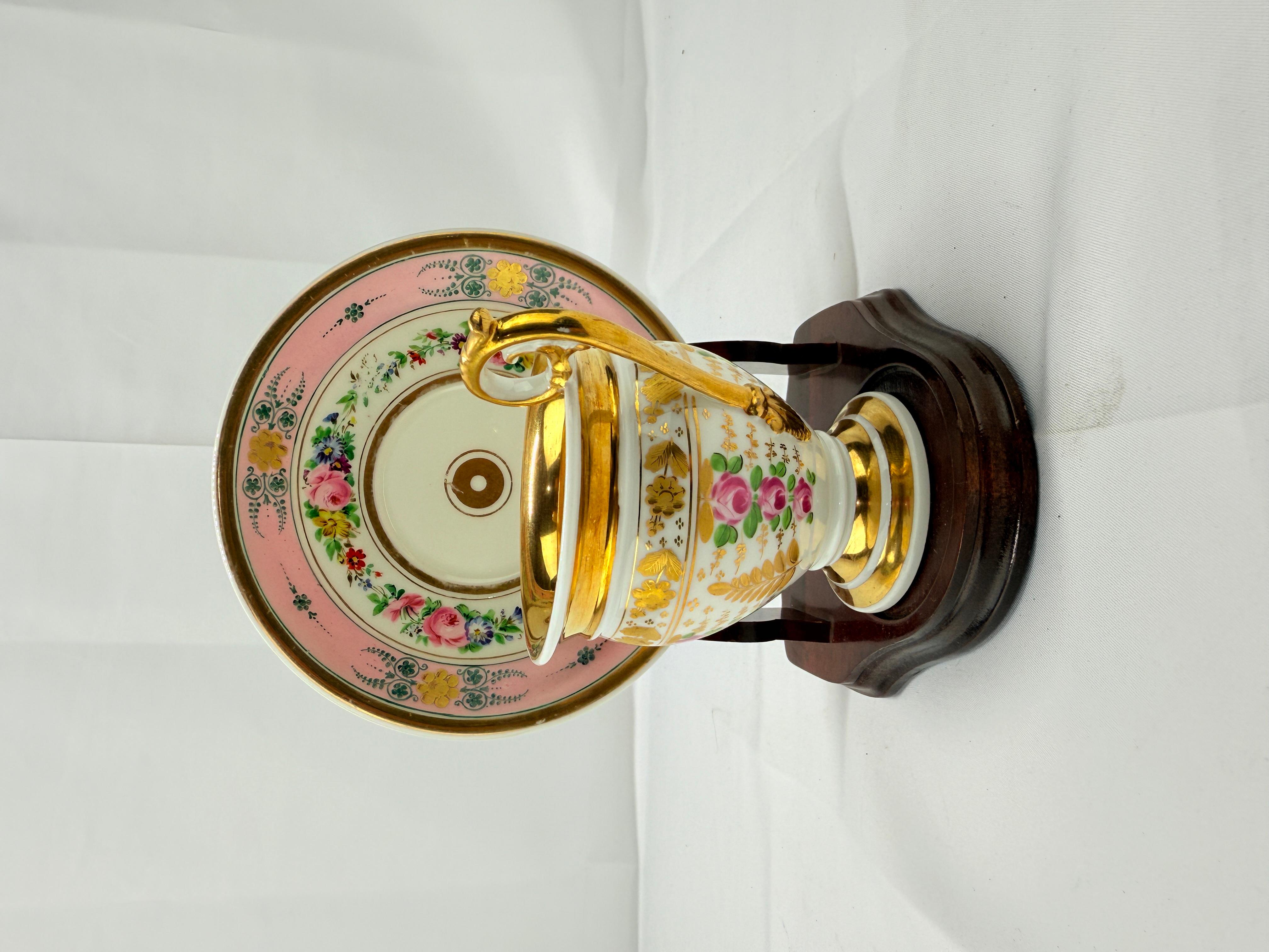 Neoclassico Set di tazze e piattini in porcellana dorata Old Paris del XIX secolo in vendita