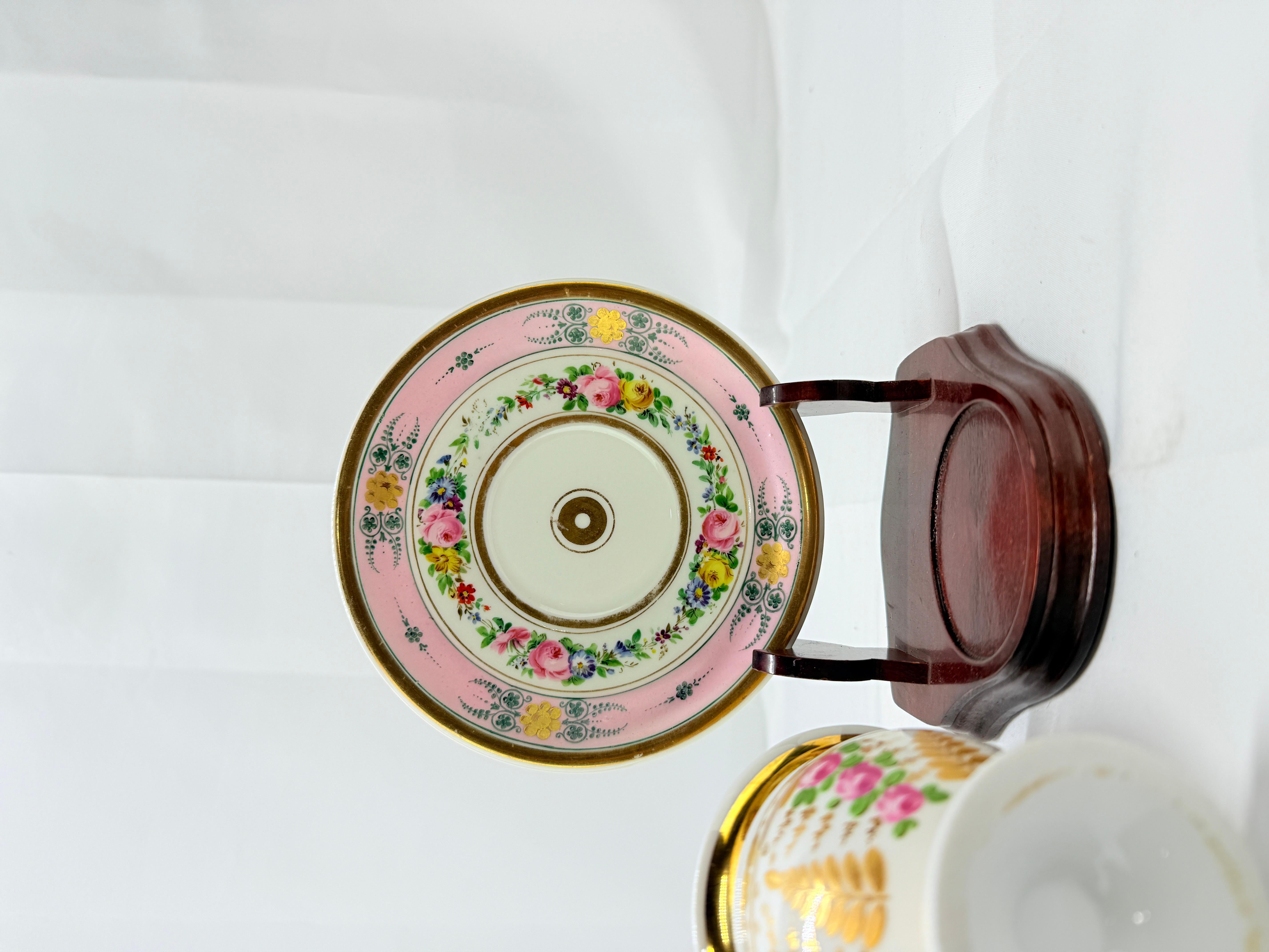 Set di tazze e piattini in porcellana dorata Old Paris del XIX secolo in vendita 1