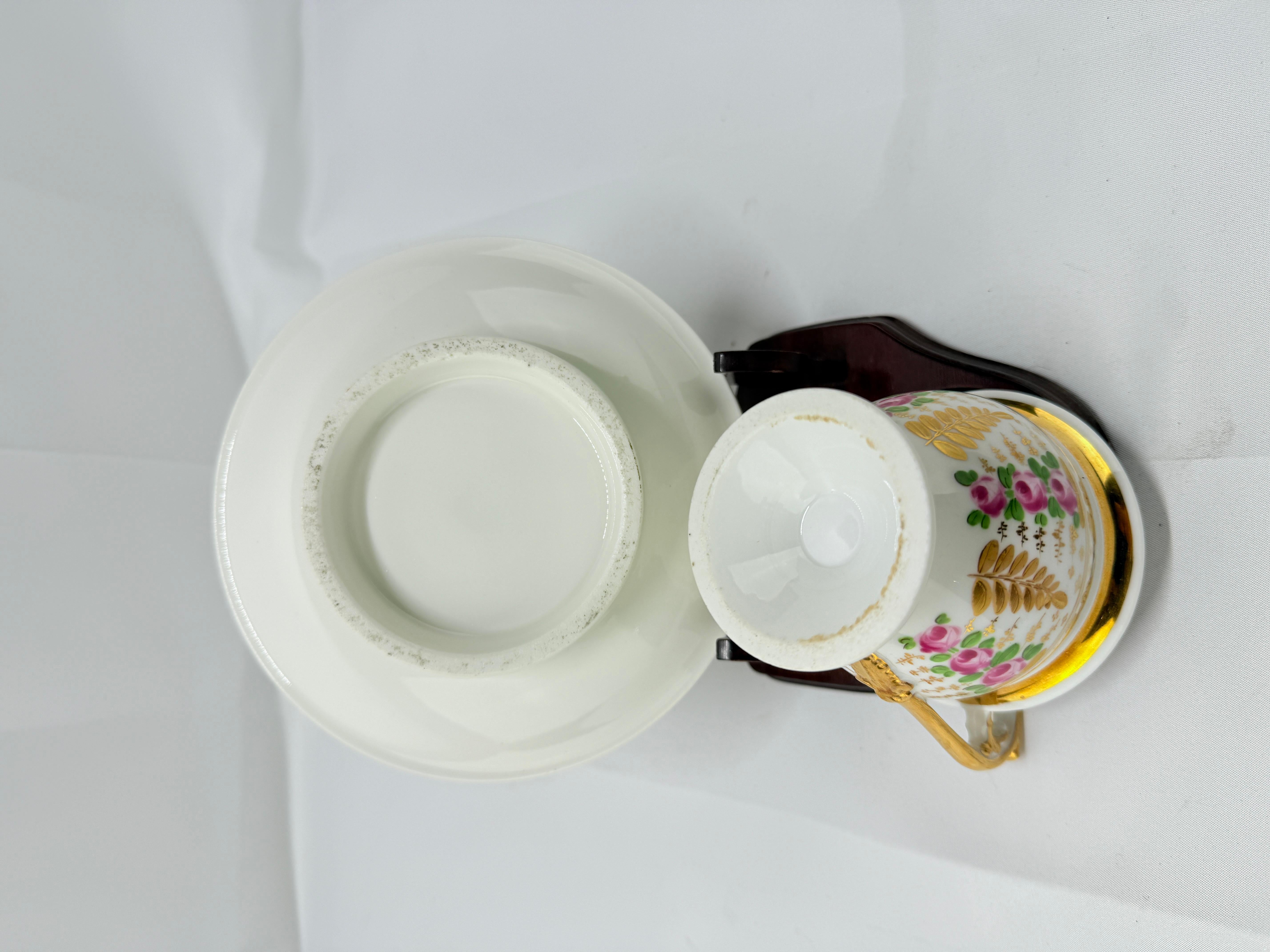Set di tazze e piattini in porcellana dorata Old Paris del XIX secolo in vendita 2