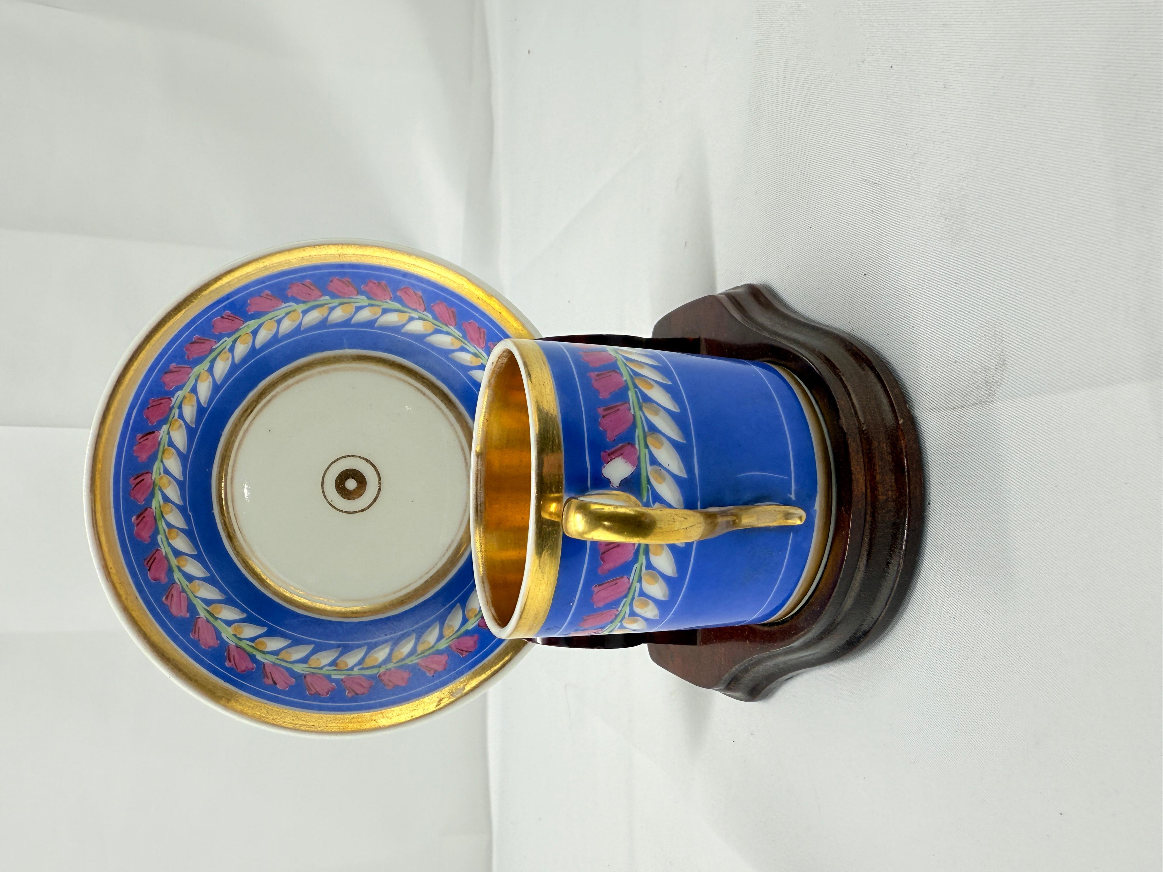 19. Jahrhundert, Old Paris Neoklassische Tasse & Untertasse Set Junger Mann mit Hund (Französisch) im Angebot