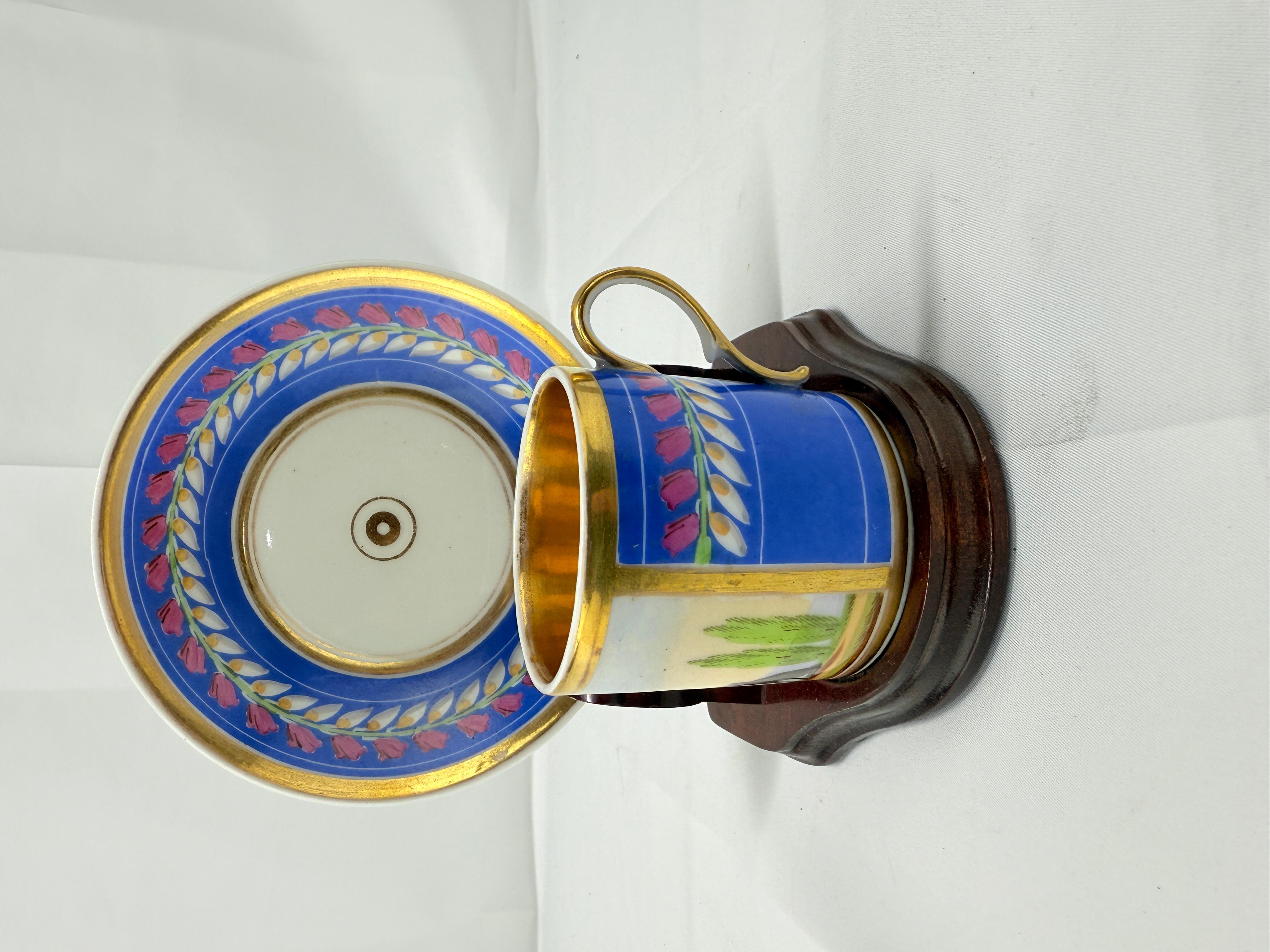 19. Jahrhundert, Old Paris Neoklassische Tasse & Untertasse Set Junger Mann mit Hund im Zustand „Gut“ im Angebot in Atlanta, GA