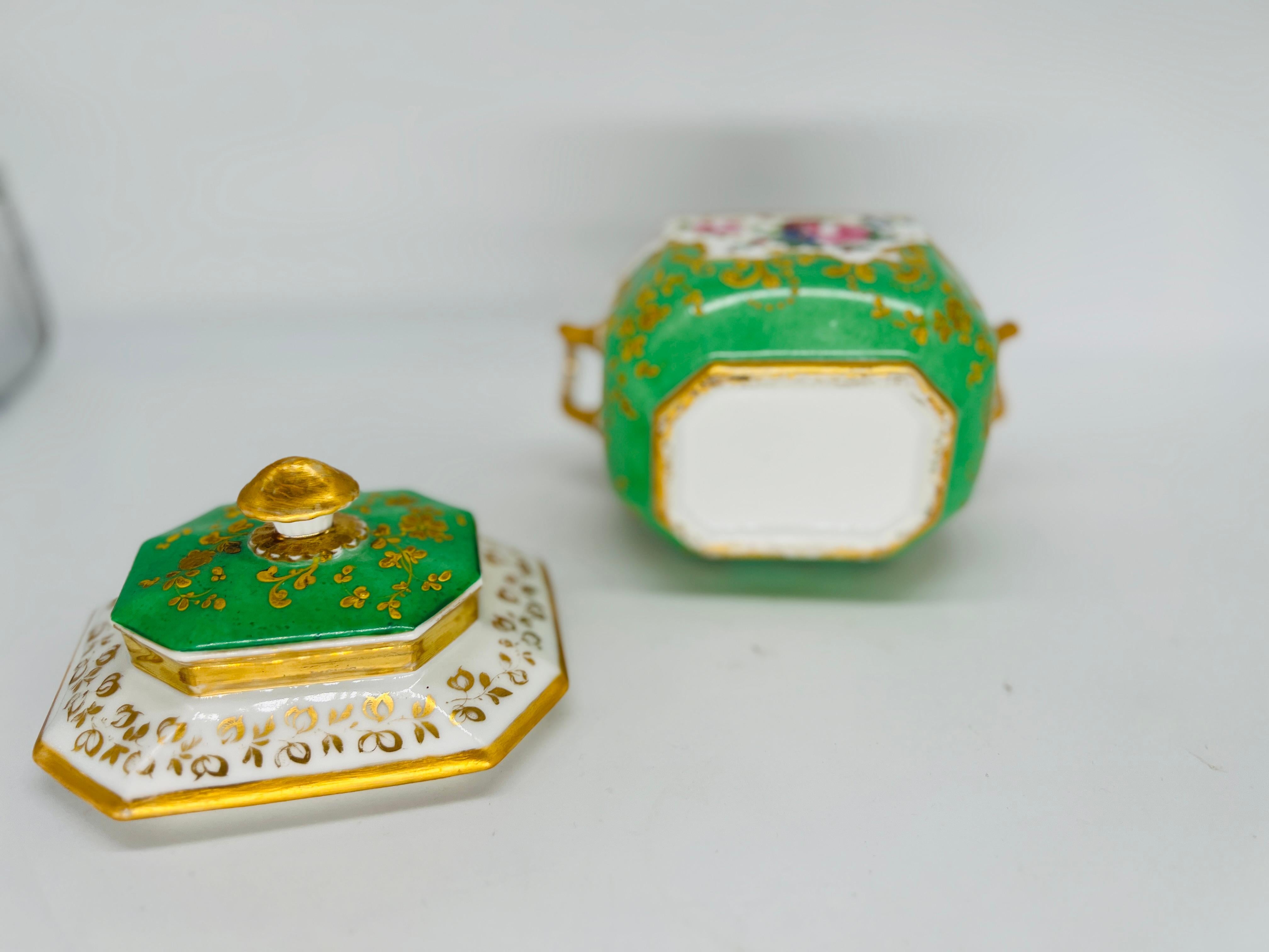 Azucarero de Porcelana Dorada y Esmalte Floral del Siglo XIX, Old Paris siglo XIX en venta