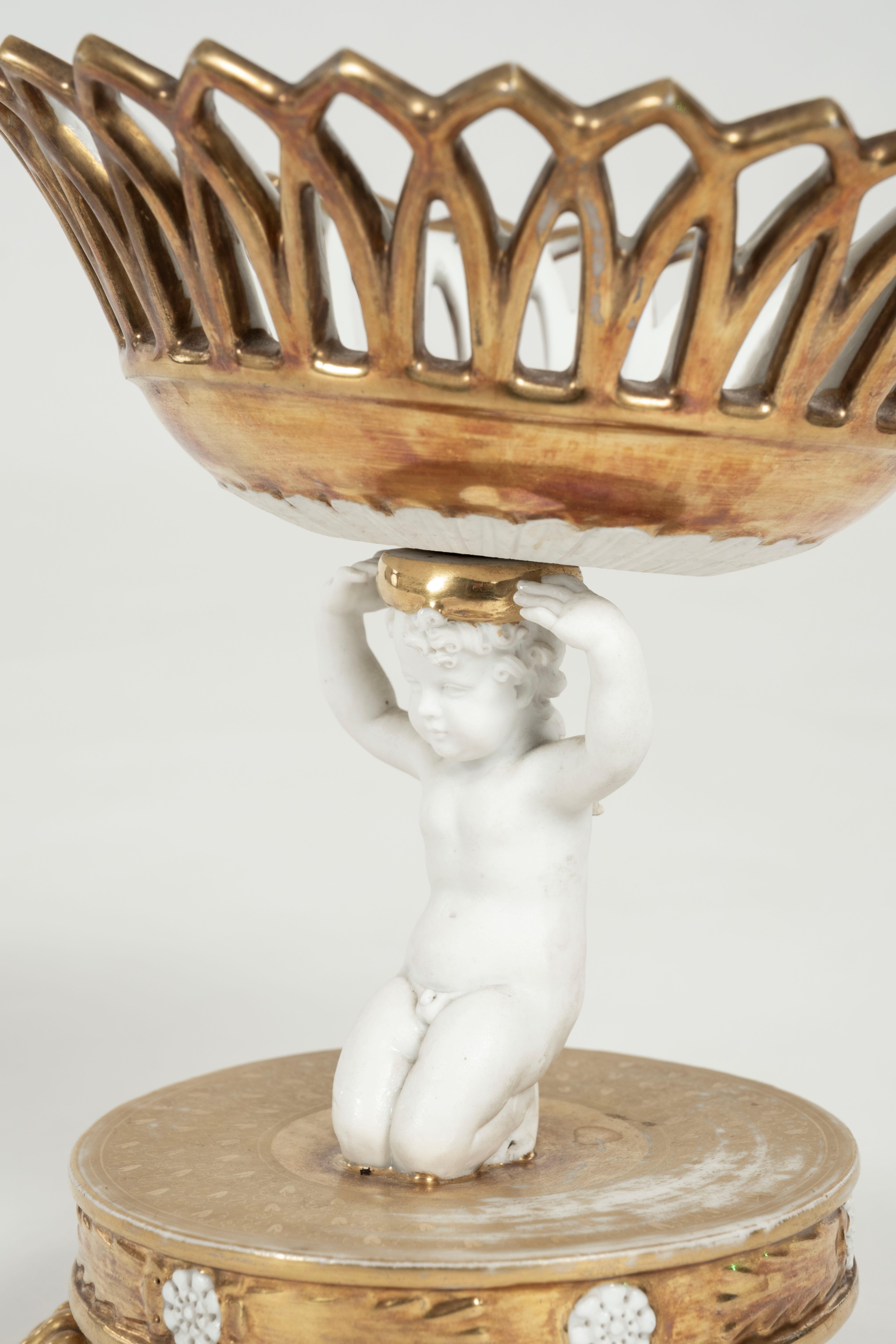 Porcellana Composta di cherubini reticolati in porcellana Old Paris del XIX secolo in vendita