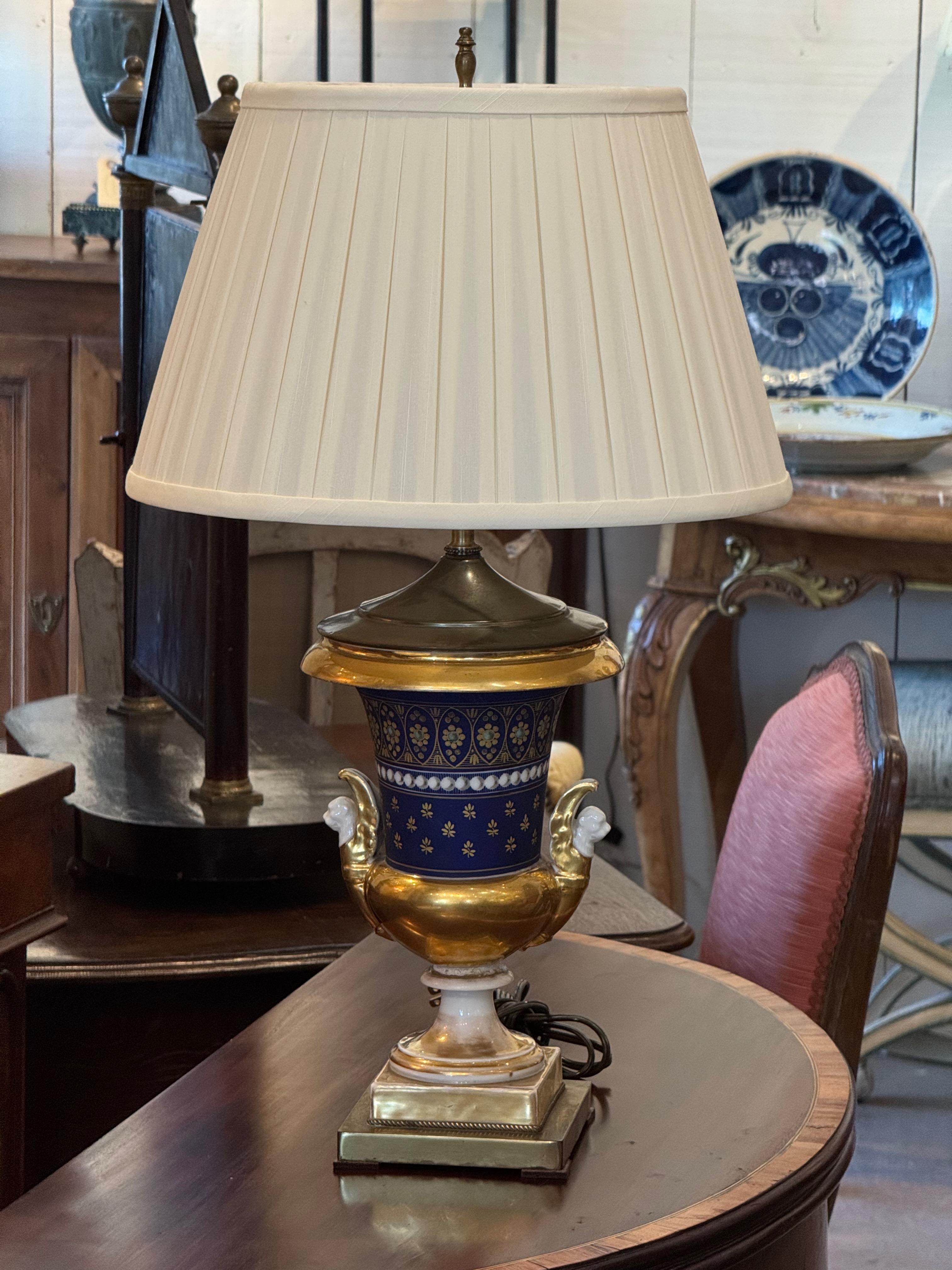 Lámpara Urna Old Paris Siglo XIX Con Detalles Cobalto y Dorado Francés en venta