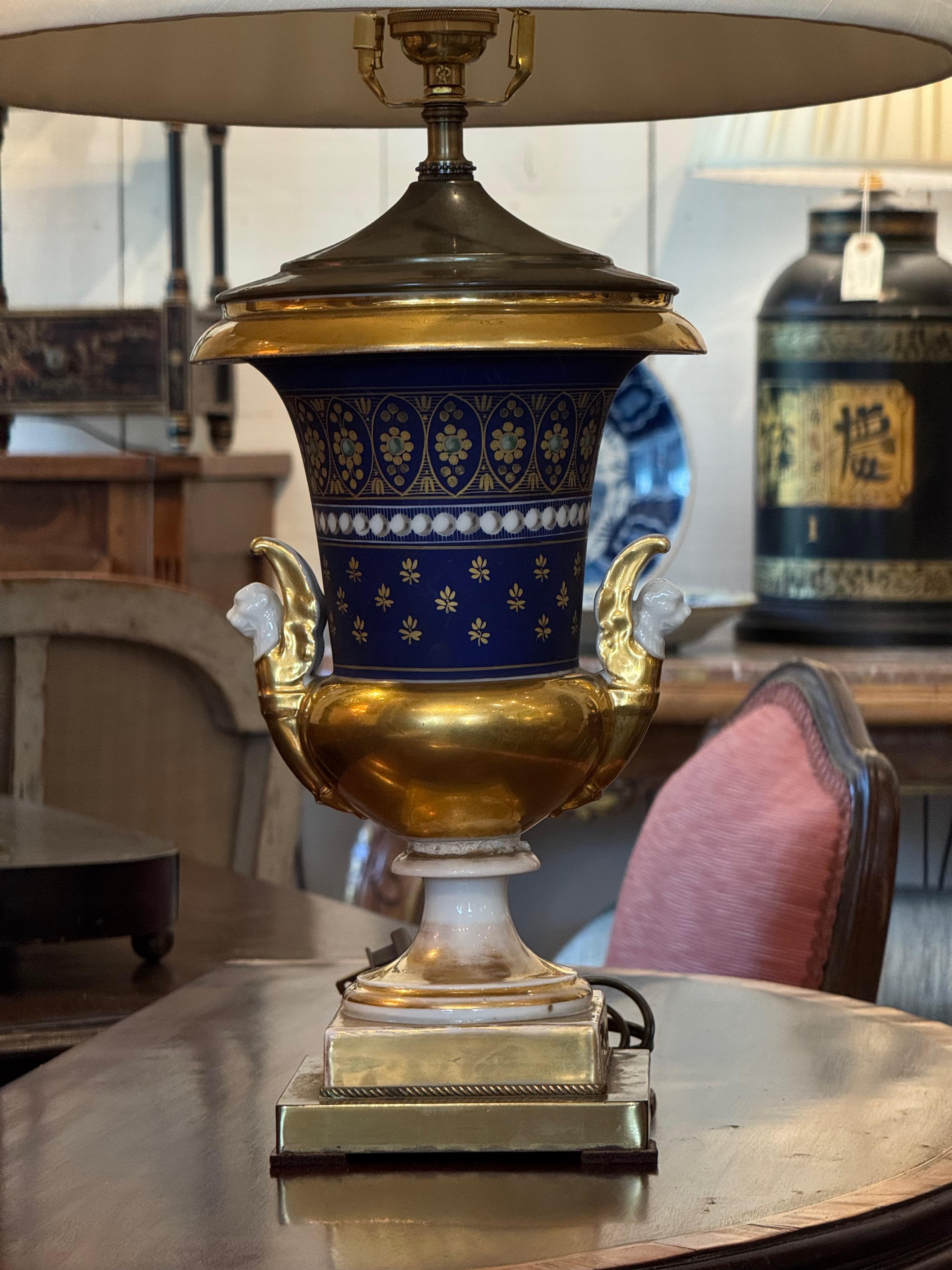 Lámpara Urna Old Paris Siglo XIX Con Detalles Cobalto y Dorado en Bueno estado para la venta en Charlottesville, VA