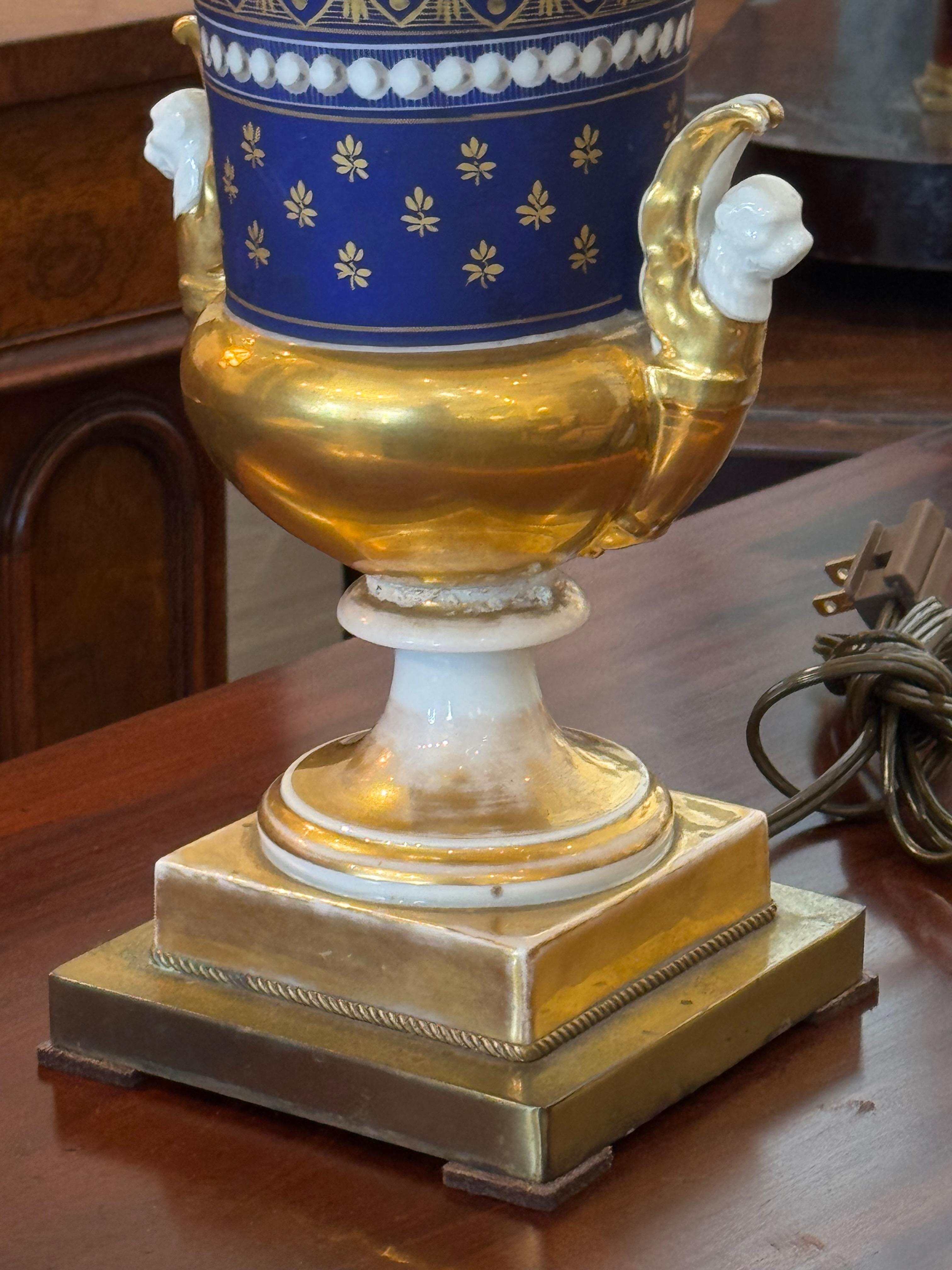 Lámpara Urna Old Paris Siglo XIX Con Detalles Cobalto y Dorado siglo XIX en venta