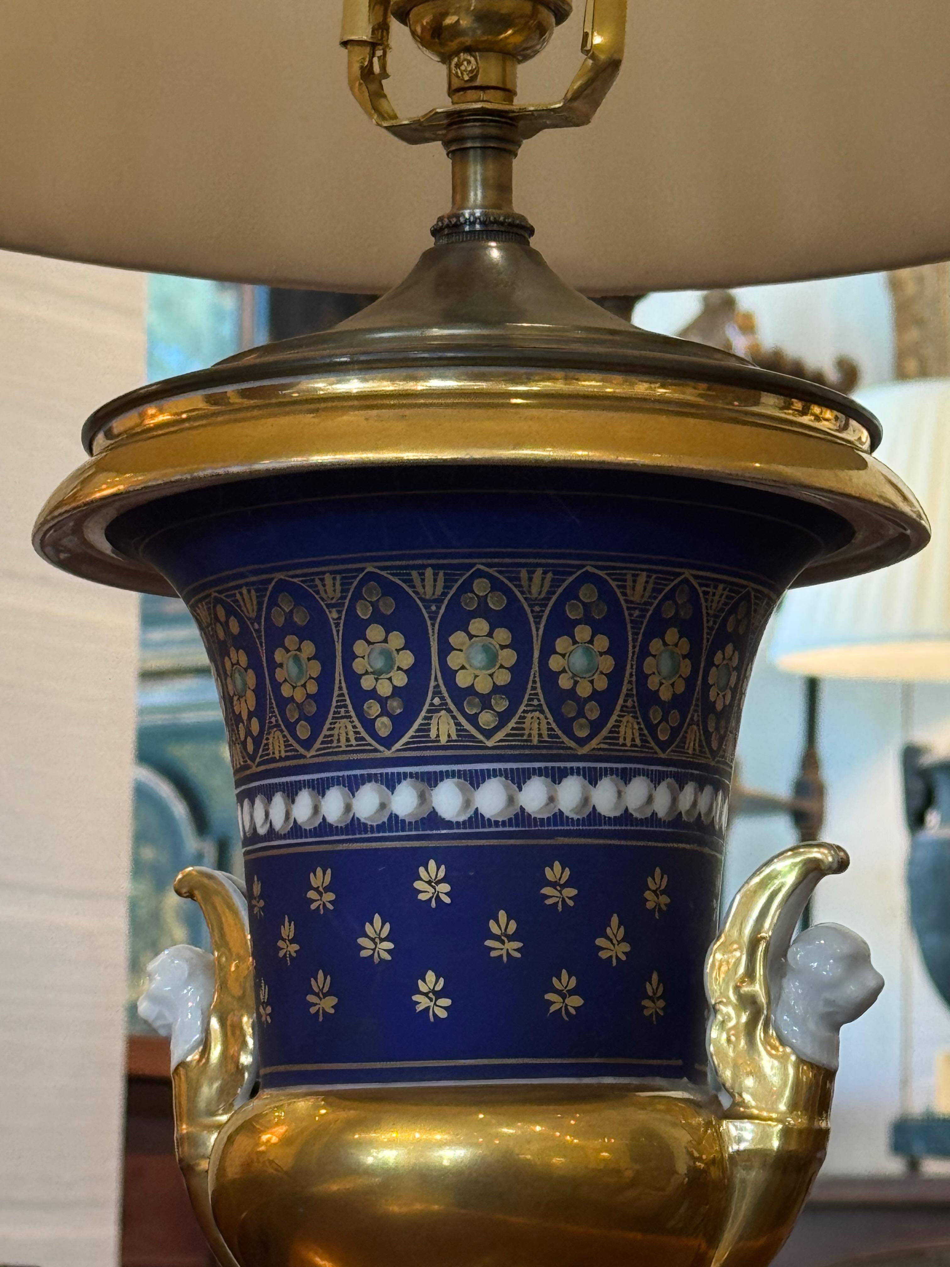 Lámpara Urna Old Paris Siglo XIX Con Detalles Cobalto y Dorado Porcelana en venta