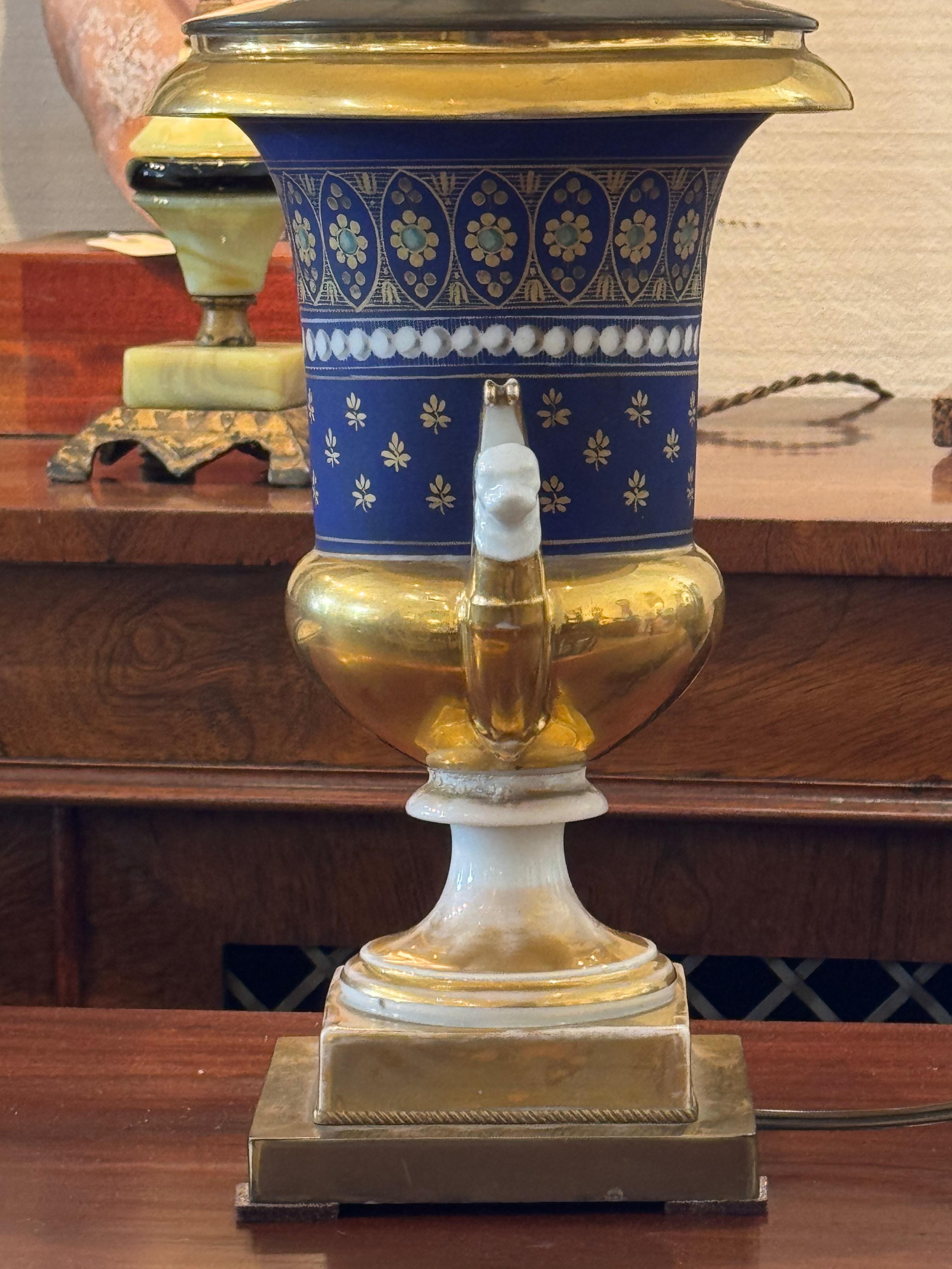Lámpara Urna Old Paris Siglo XIX Con Detalles Cobalto y Dorado en venta 1