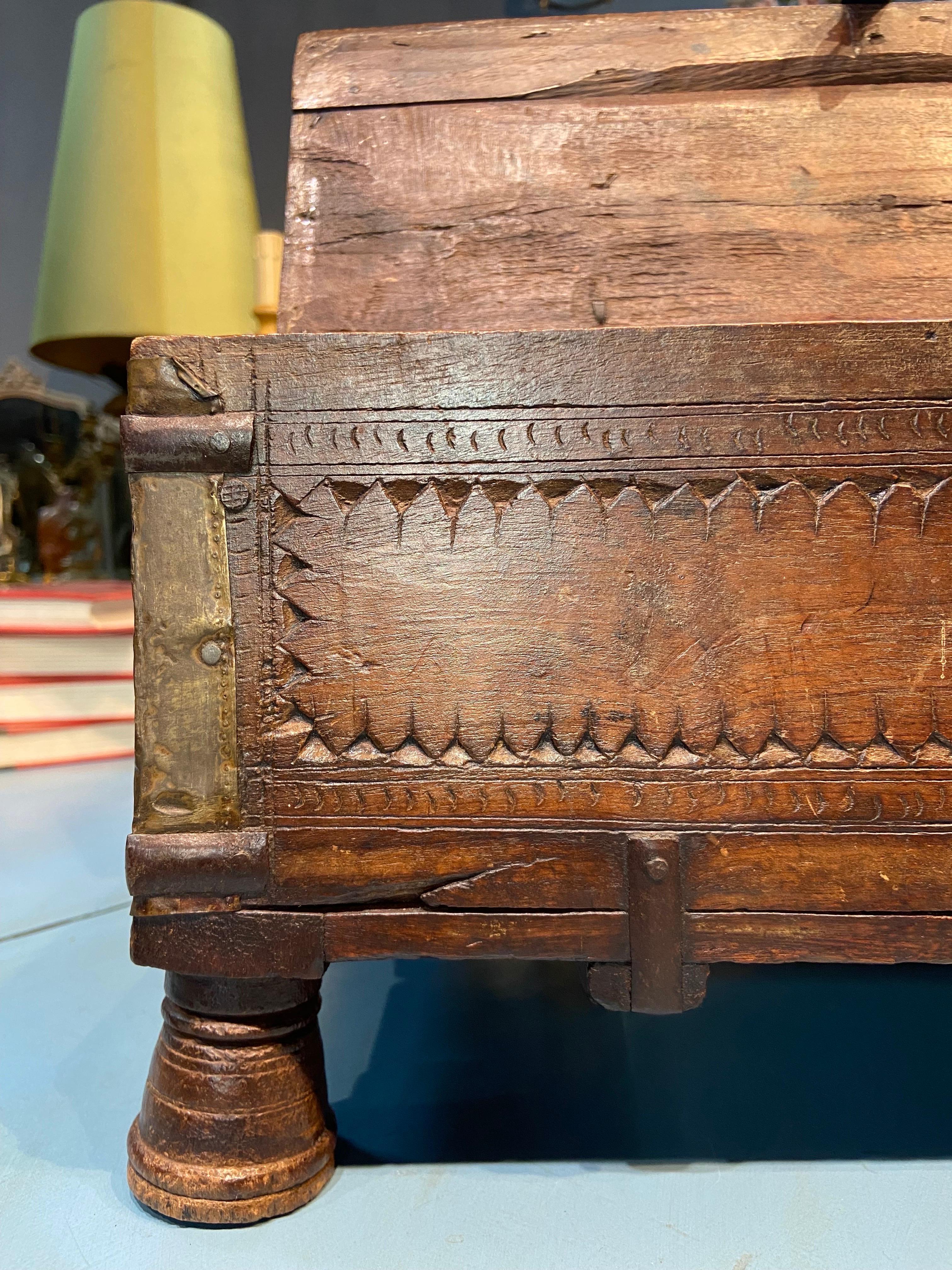 Indian 19th Century Old Portable Chest in Wood and Iron Frames Resting on Four Feet For Sale