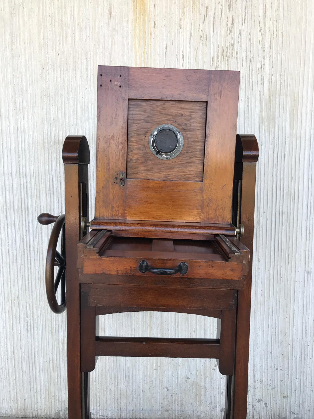 19th Century Old Study Camera in Oak Wood with Height Adjustable and Brake For Sale 4